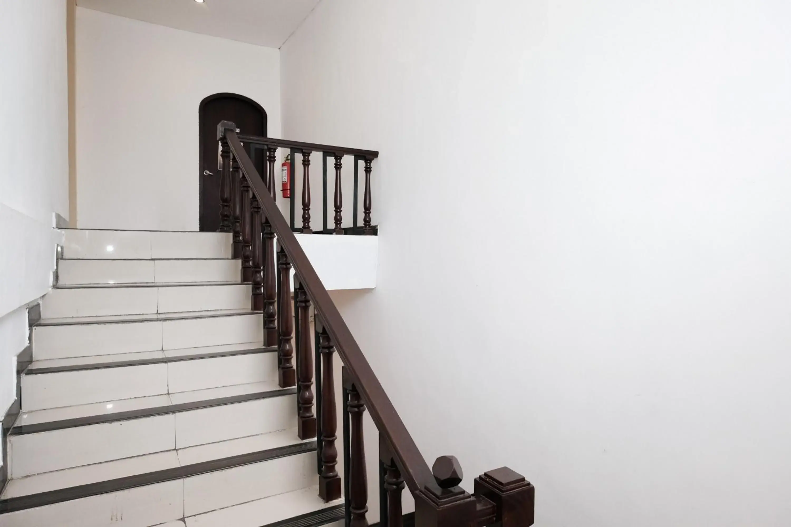 Property building in RedDoorz @ Wiyung 2 Property building in RedDoorz @ Wiyung 2