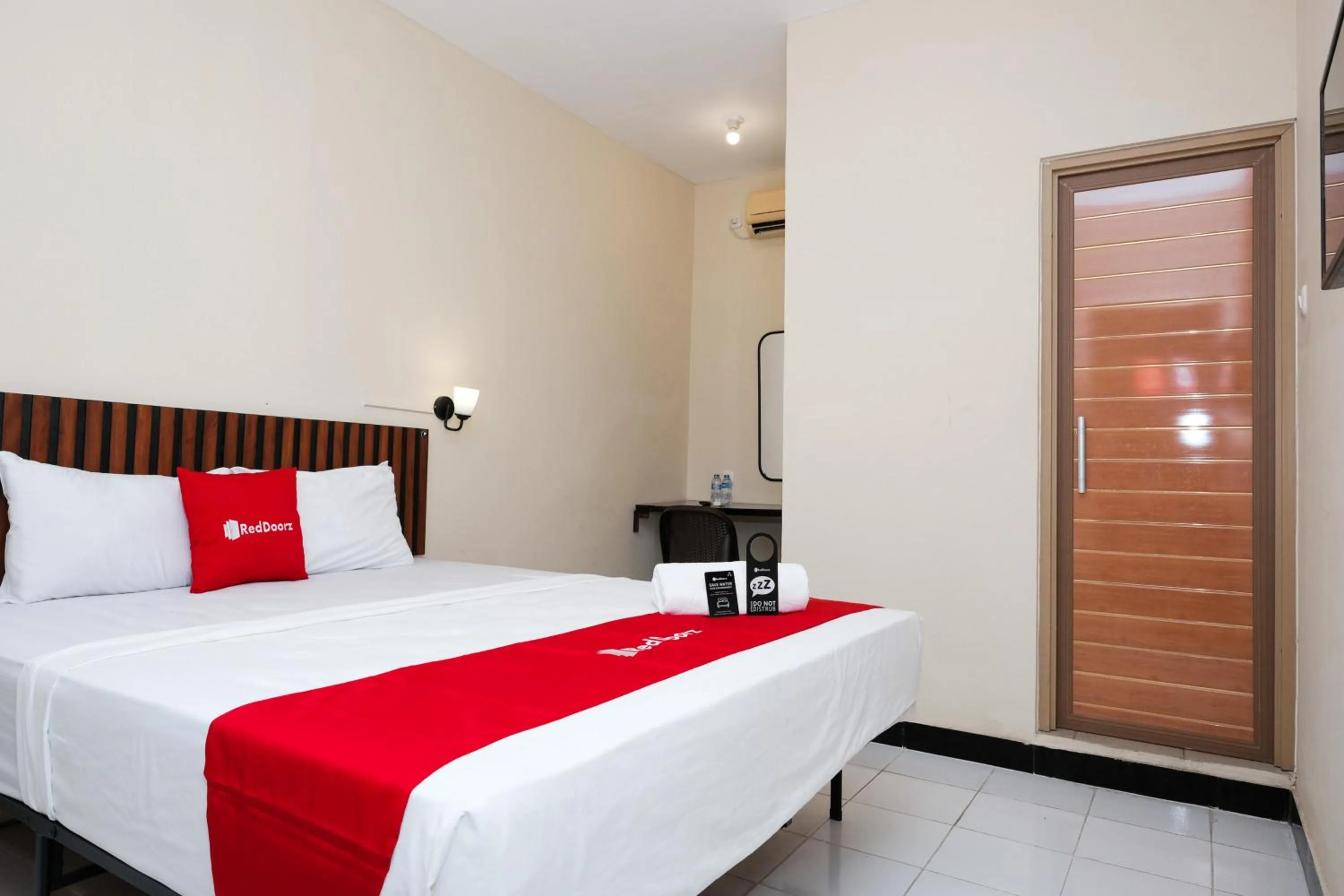 Bedroom, Bed in RedDoorz @ Wiyung 2