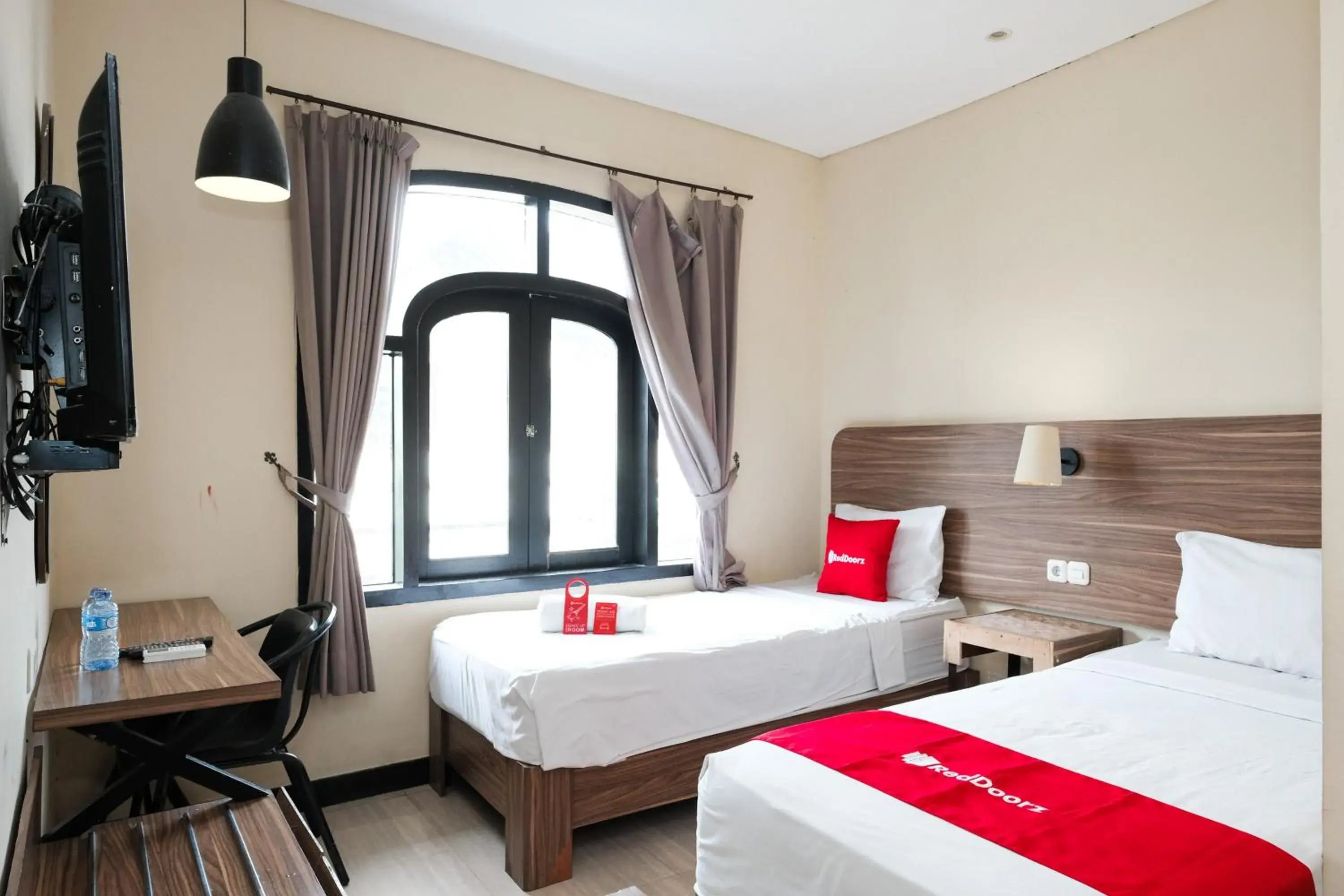 Bedroom, Bed in RedDoorz @ Wiyung 2 Bedroom, Bed in RedDoorz @ Wiyung 2