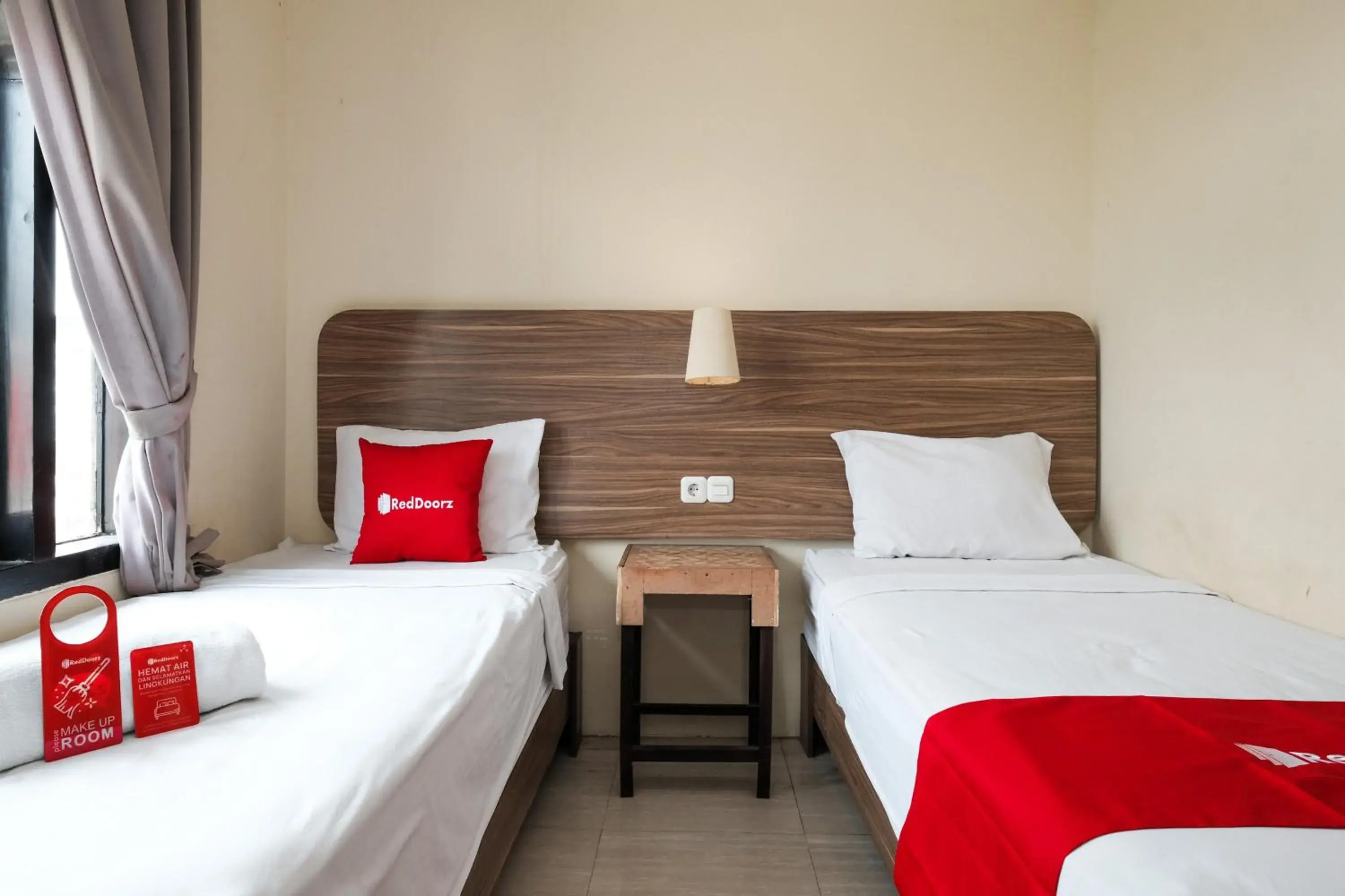 Bedroom, Bed in RedDoorz @ Wiyung 2 Bedroom, Bed in RedDoorz @ Wiyung 2