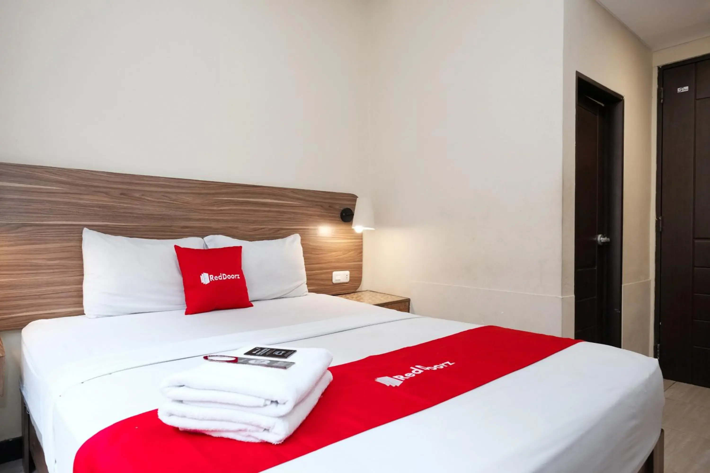 Bedroom, Bed in RedDoorz @ Wiyung 2 Bedroom, Bed in RedDoorz @ Wiyung 2