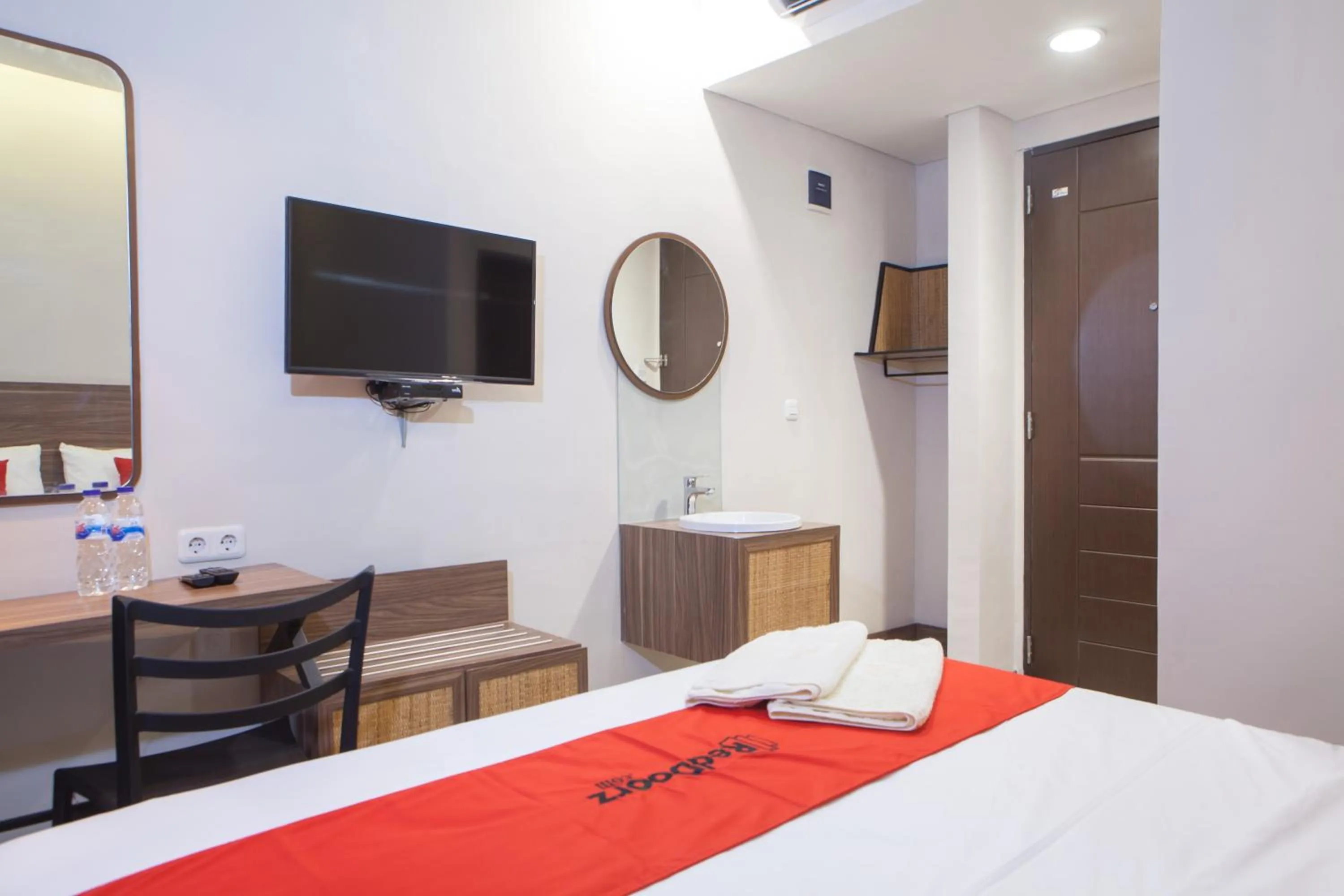 Bedroom, Bed in RedDoorz @ Wiyung 2