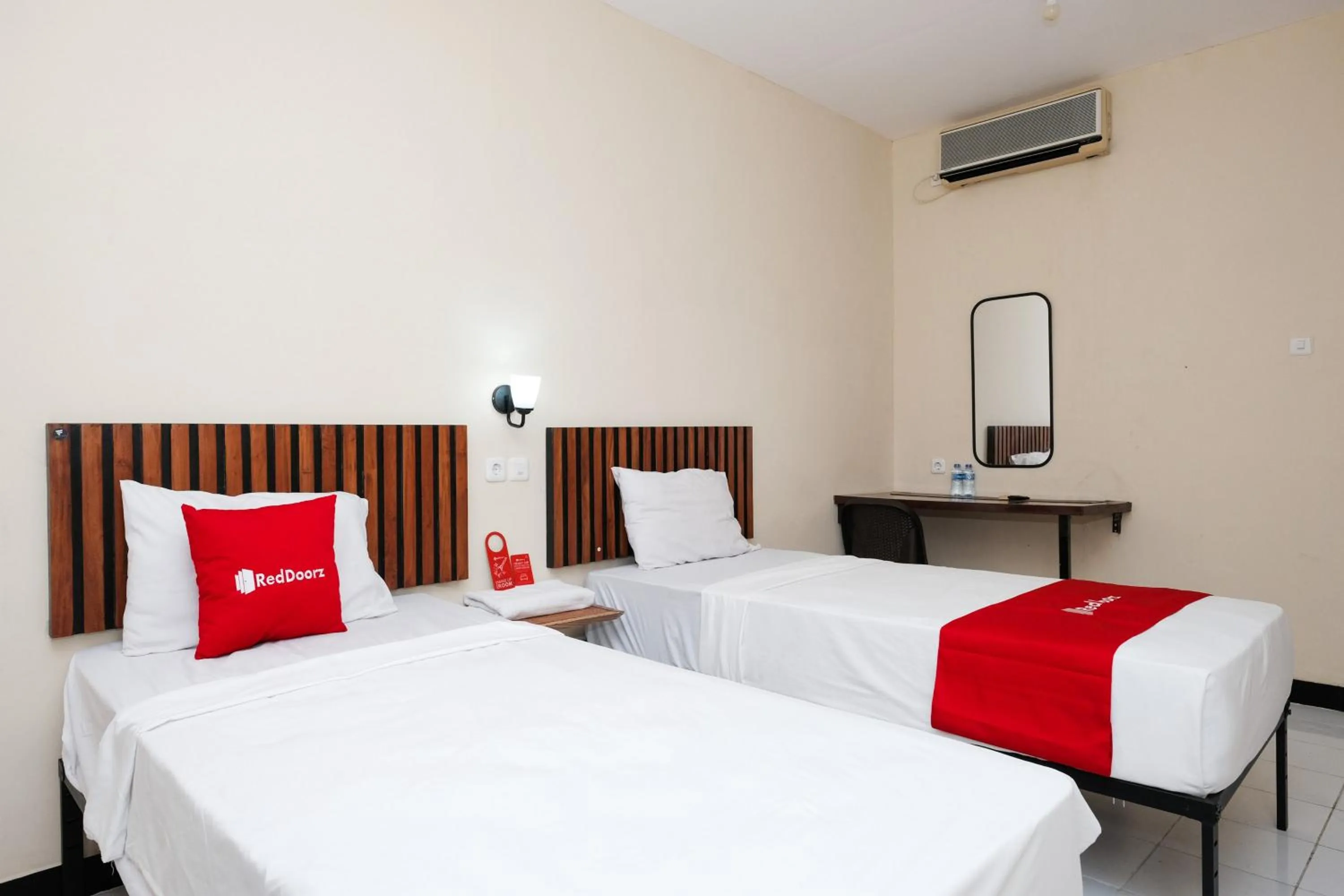 Bedroom, Bed in RedDoorz @ Wiyung 2