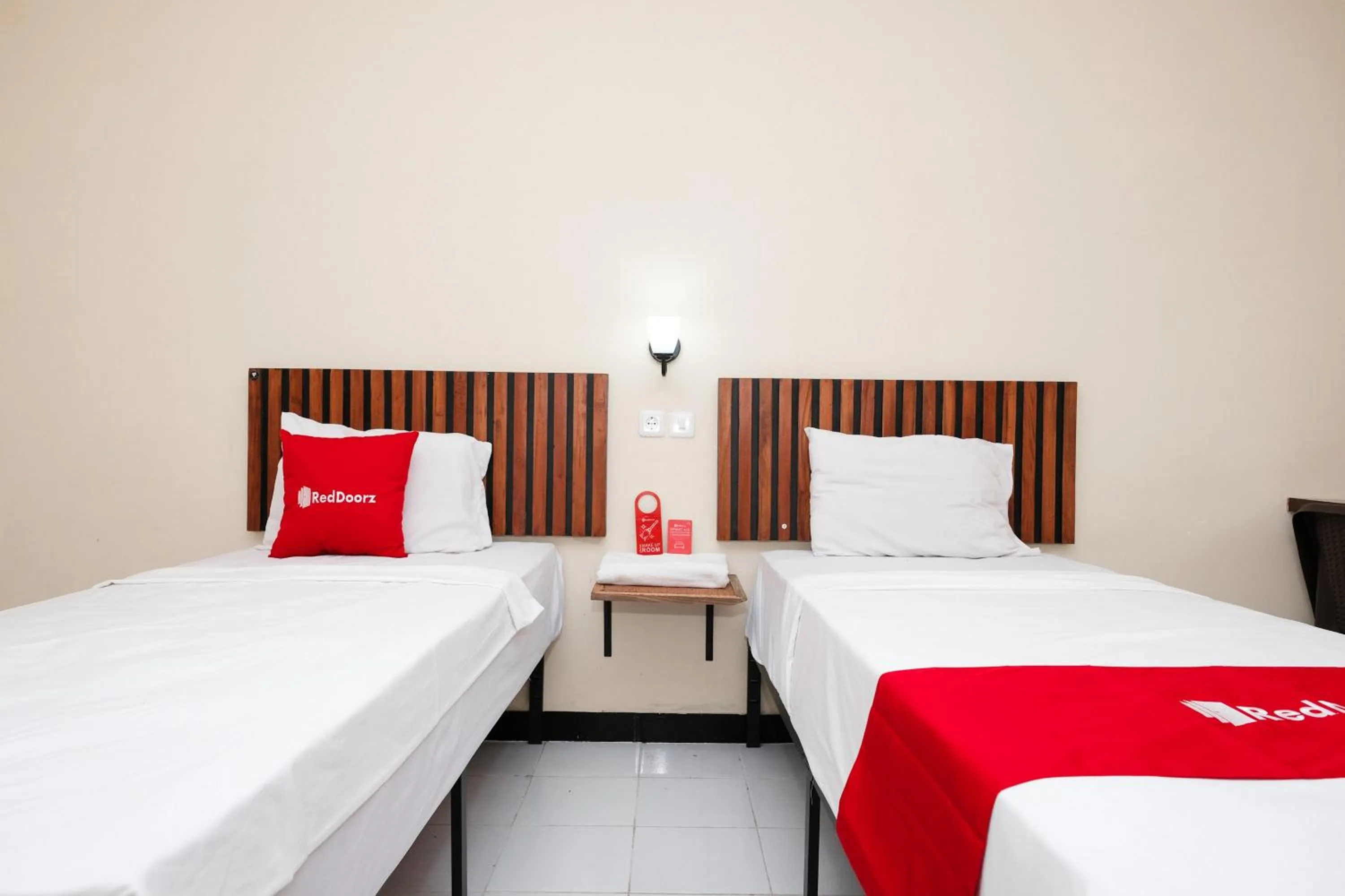 Bedroom, Bed in RedDoorz @ Wiyung 2