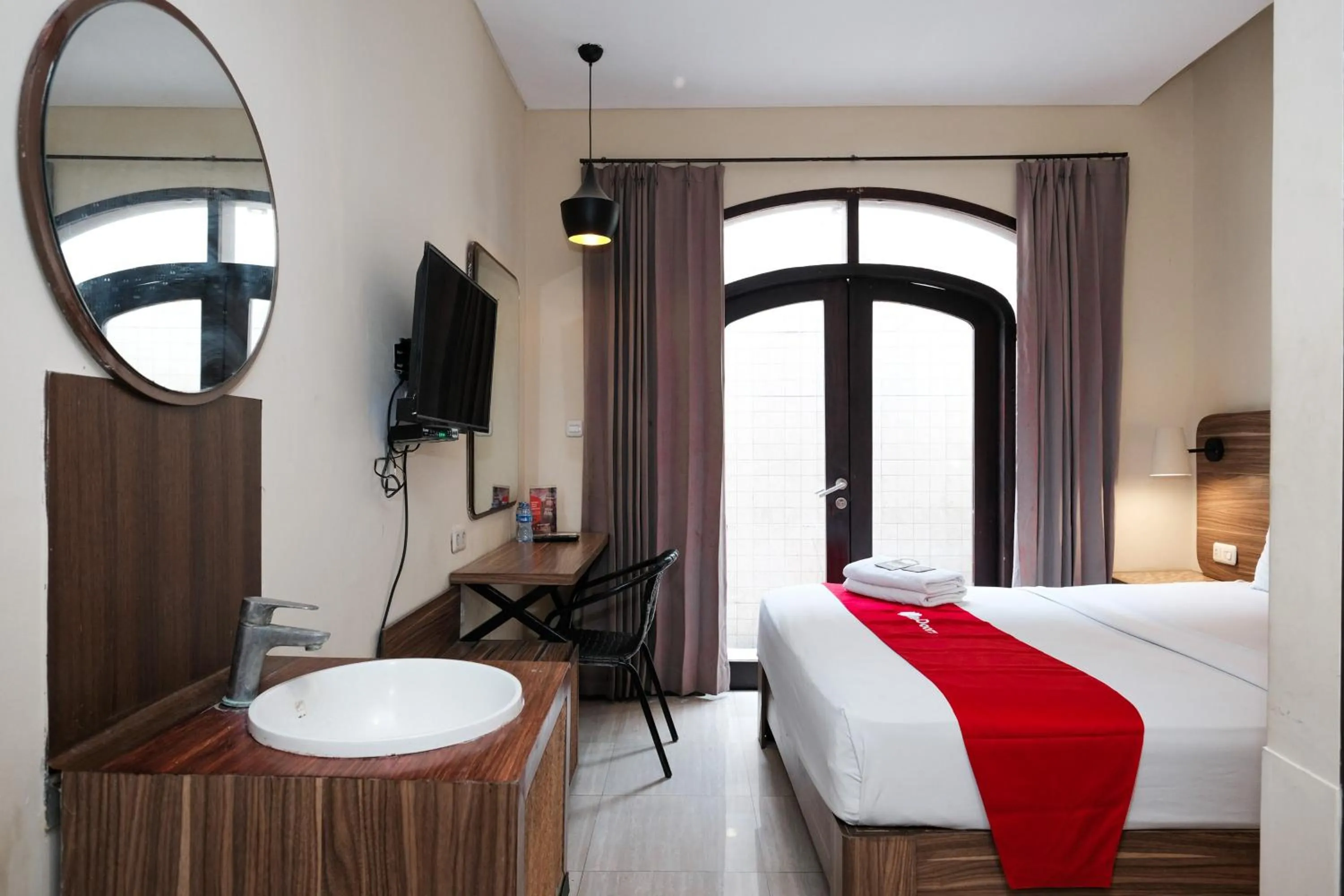 Bedroom, Bed in RedDoorz @ Wiyung 2