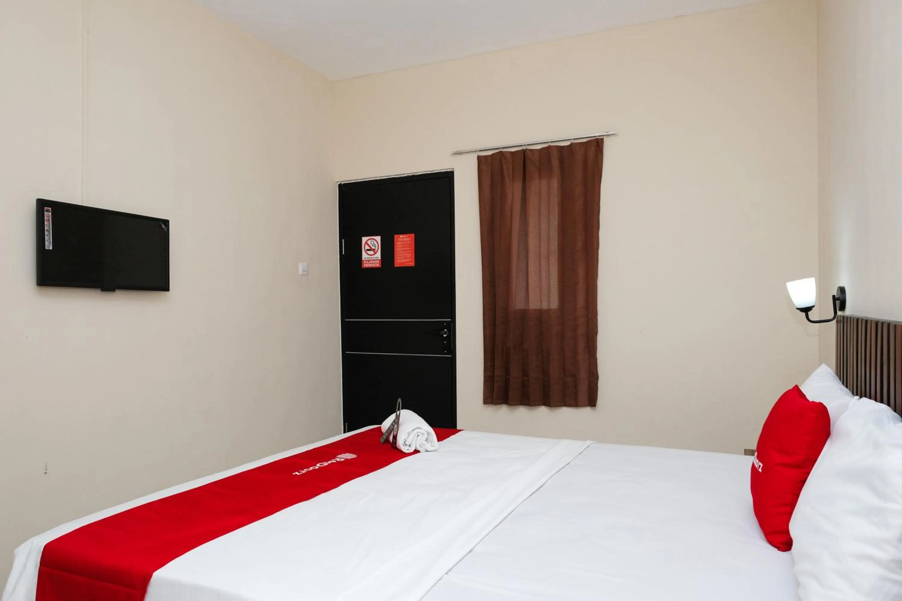 Bedroom, Bed in RedDoorz @ Wiyung 2