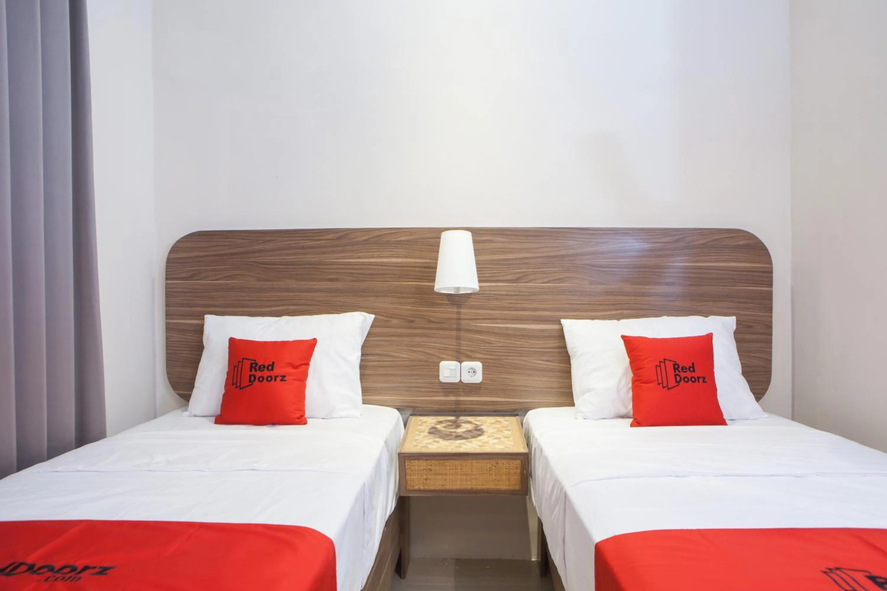 Bedroom, Bed in RedDoorz @ Wiyung 2