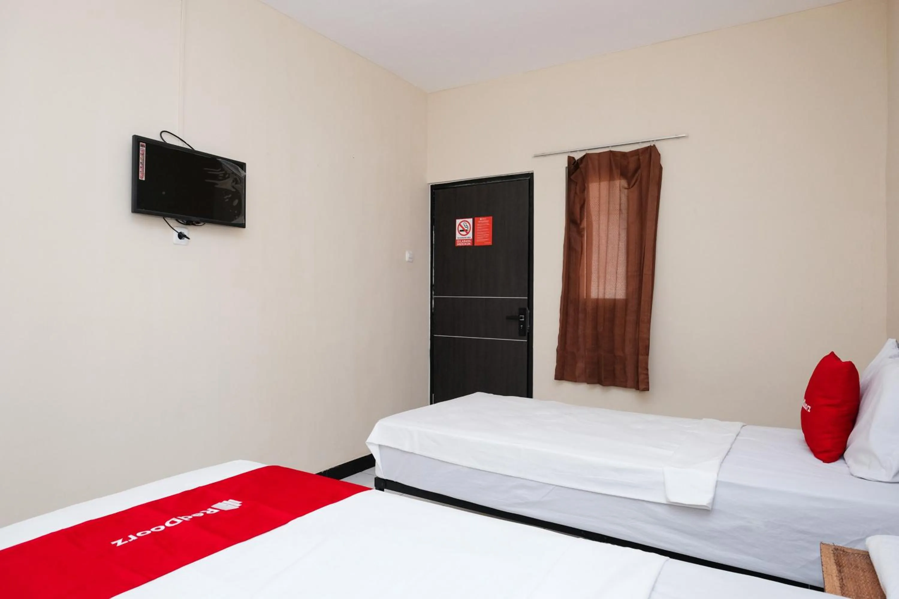 Bedroom, Bed in RedDoorz @ Wiyung 2