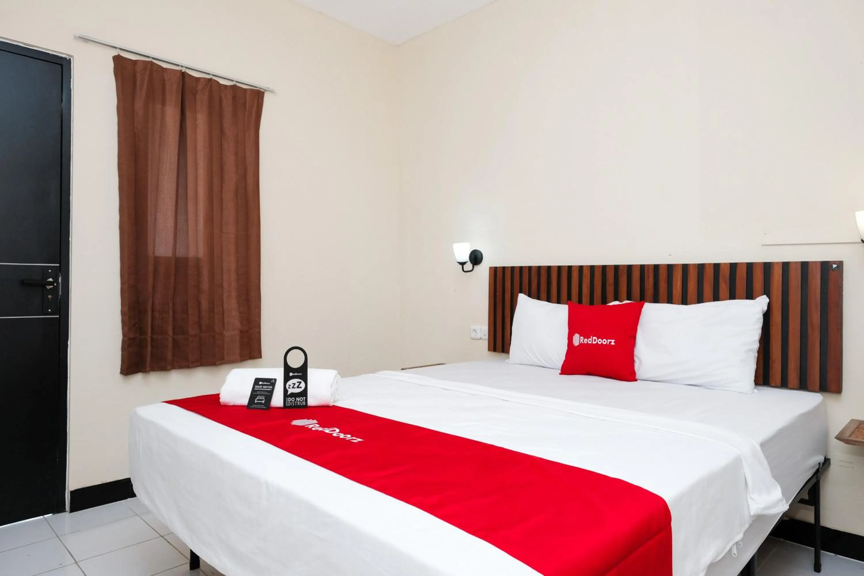 Bedroom, Bed in RedDoorz @ Wiyung 2