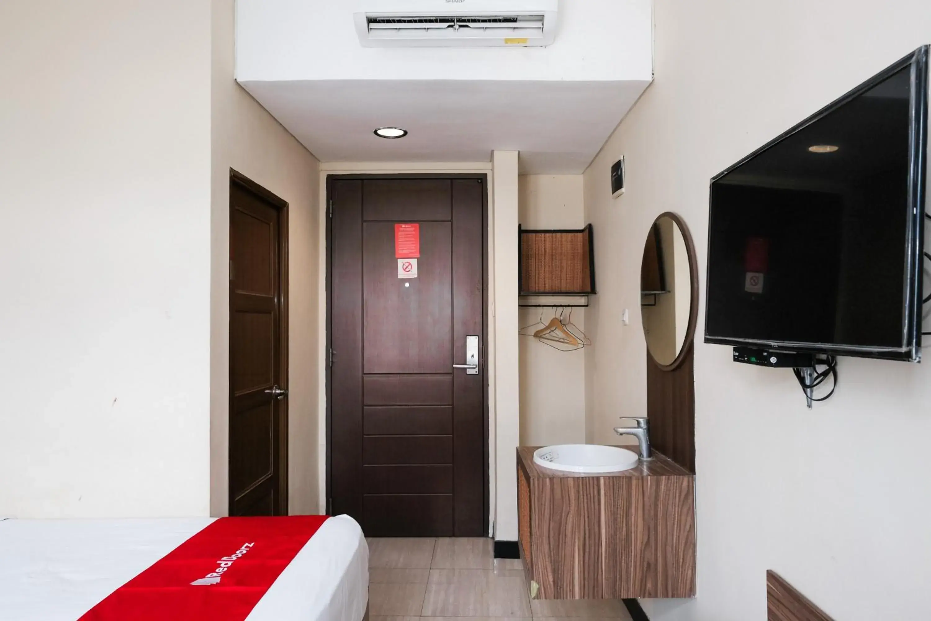 Bedroom, Bed in RedDoorz @ Wiyung 2 Bedroom, Bed in RedDoorz @ Wiyung 2