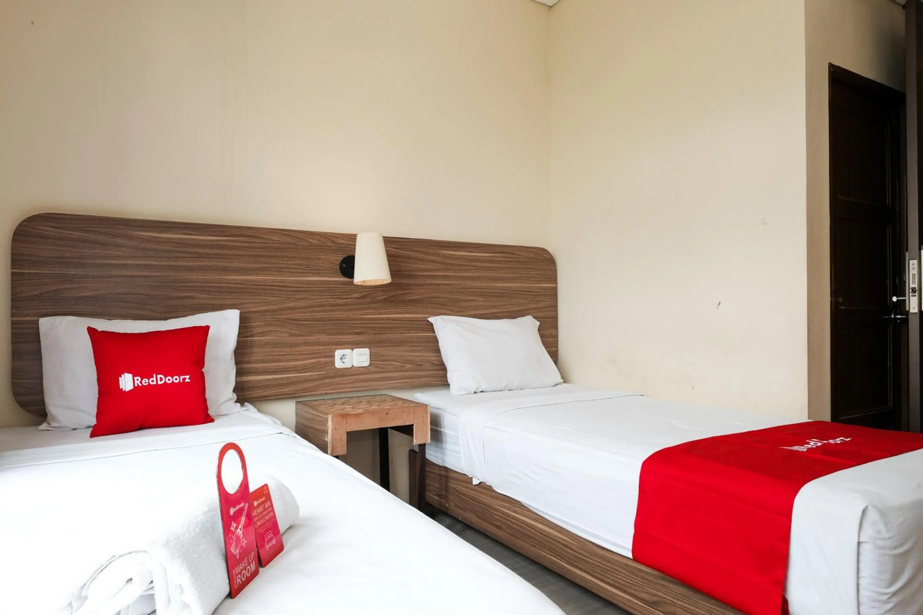 Bedroom, Bed in RedDoorz @ Wiyung 2