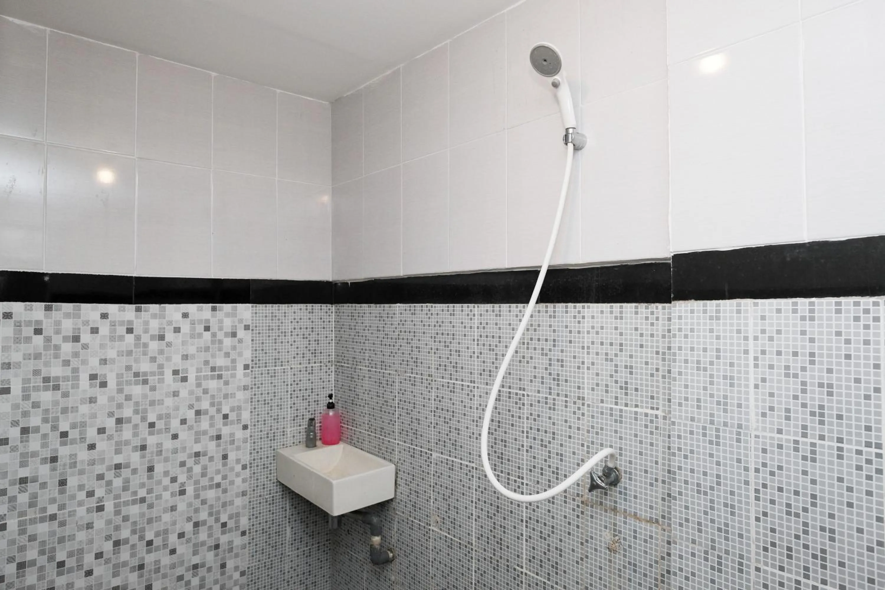 Bathroom in RedDoorz @ Wiyung 2