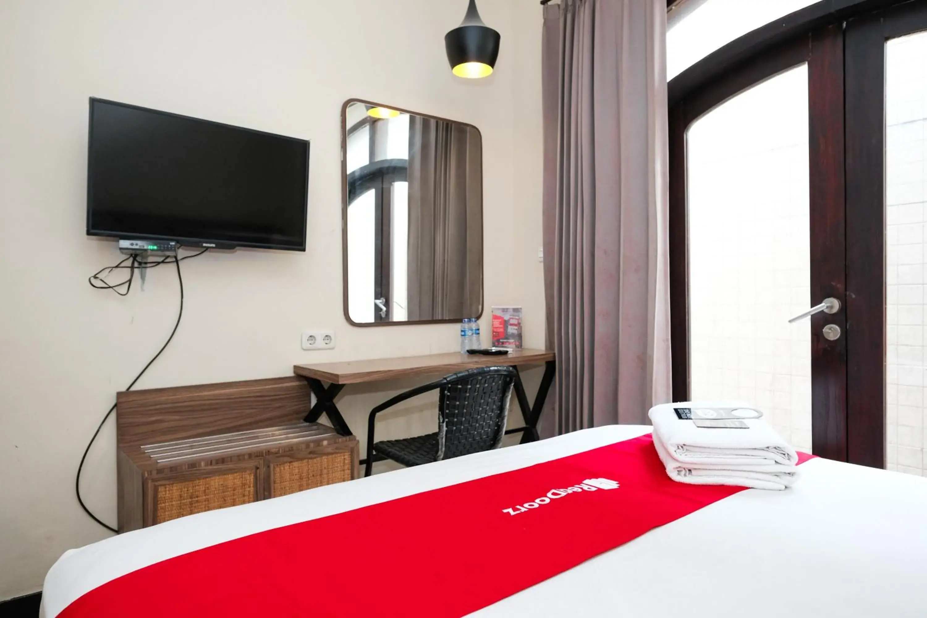 Bedroom, Bed in RedDoorz @ Wiyung 2 Bedroom, Bed in RedDoorz @ Wiyung 2