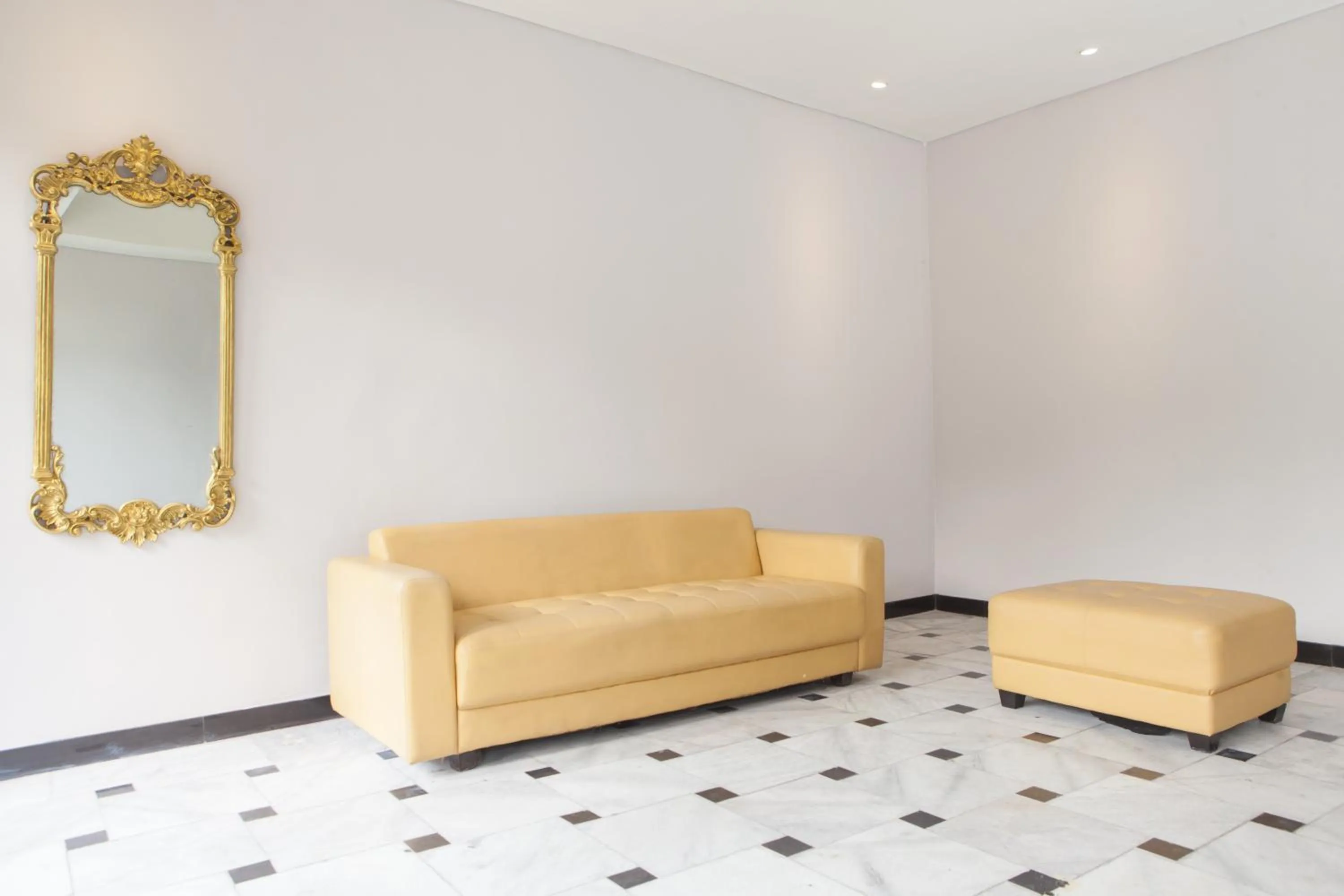 Lobby or reception in RedDoorz @ Wiyung 2