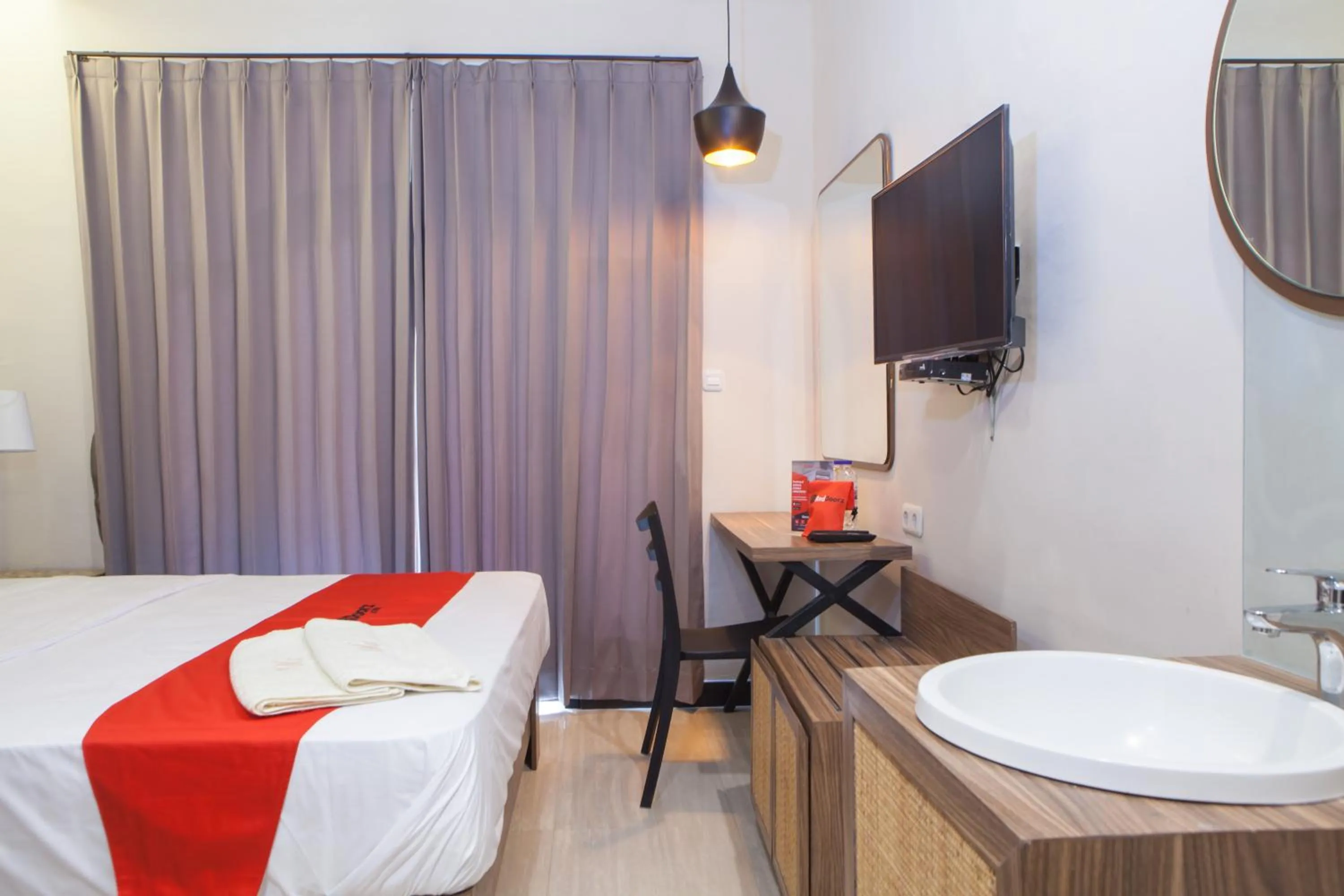 Bedroom, Bed in RedDoorz @ Wiyung 2