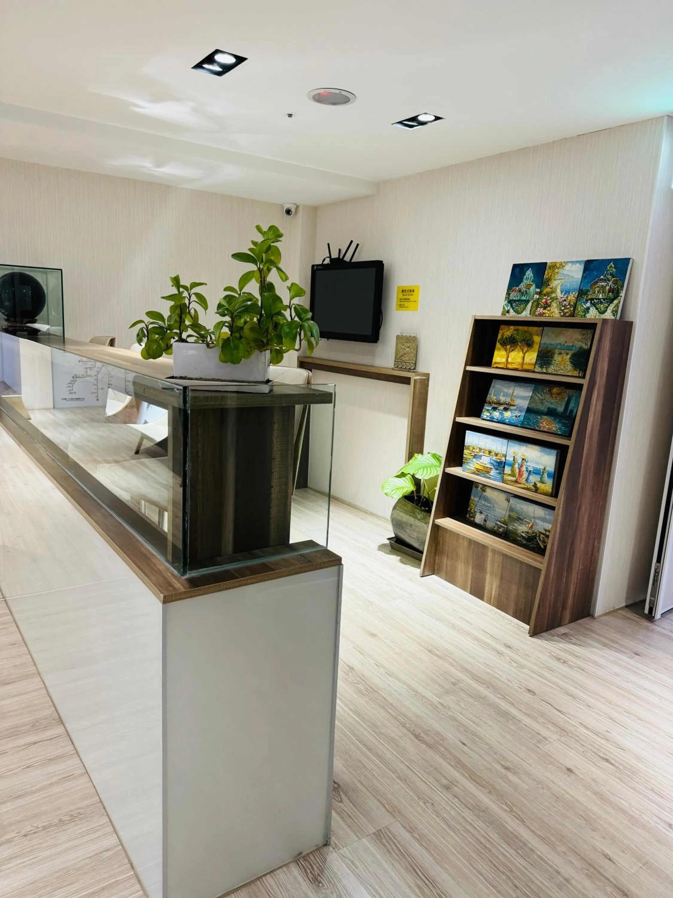 Communal lounge/ TV room in Apause Inn