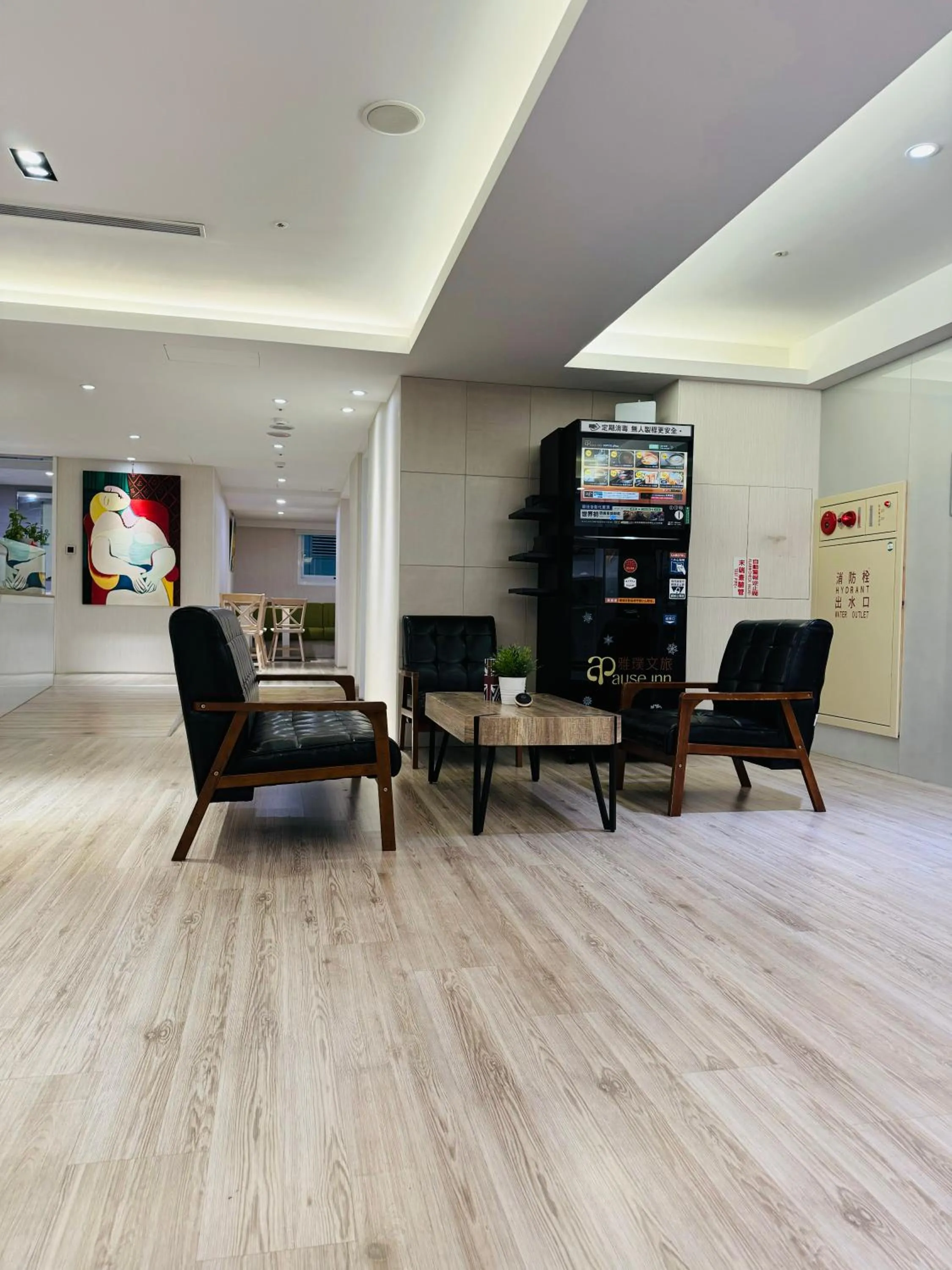 Communal lounge/ TV room in Apause Inn