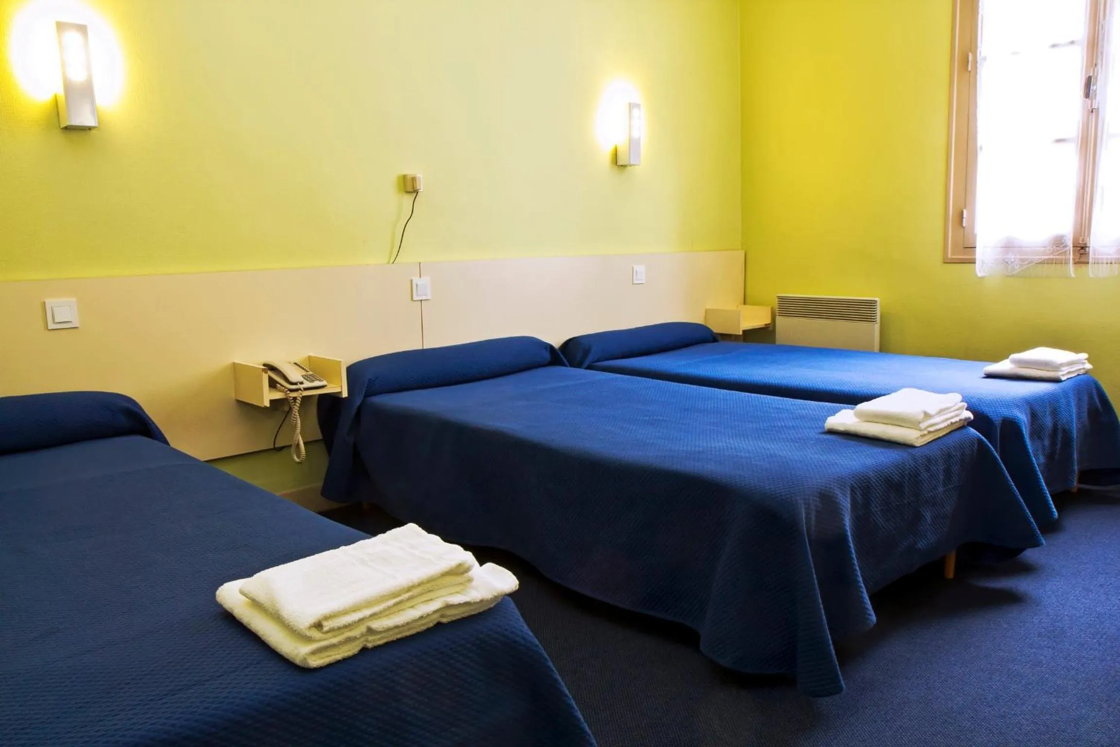 Day, Bed in Hôtel Croix des Nordistes