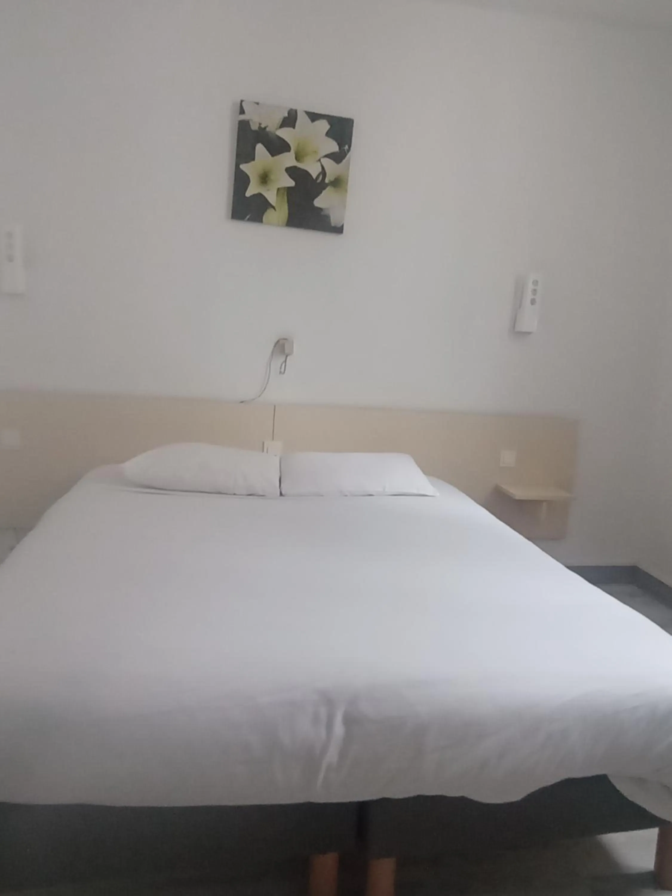 Bed in Hôtel Croix des Nordistes