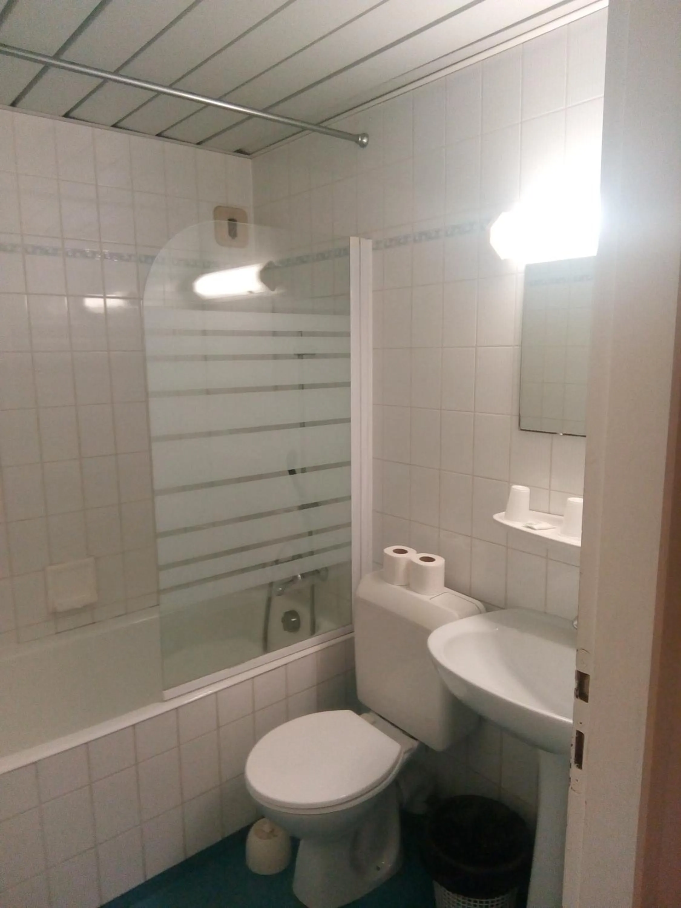 Bathroom in Hôtel Croix des Nordistes