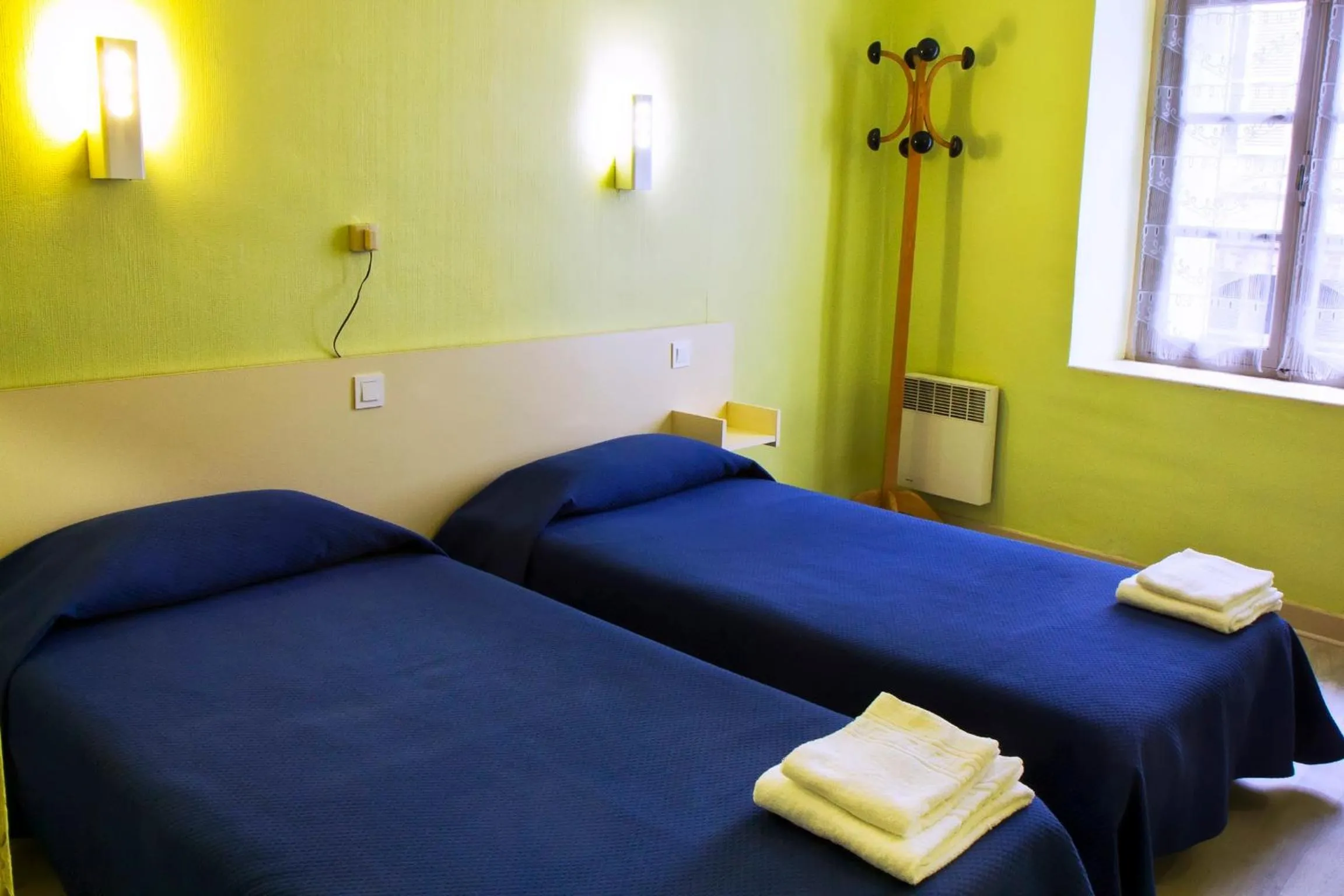 Day, Bed in Hôtel Croix des Nordistes