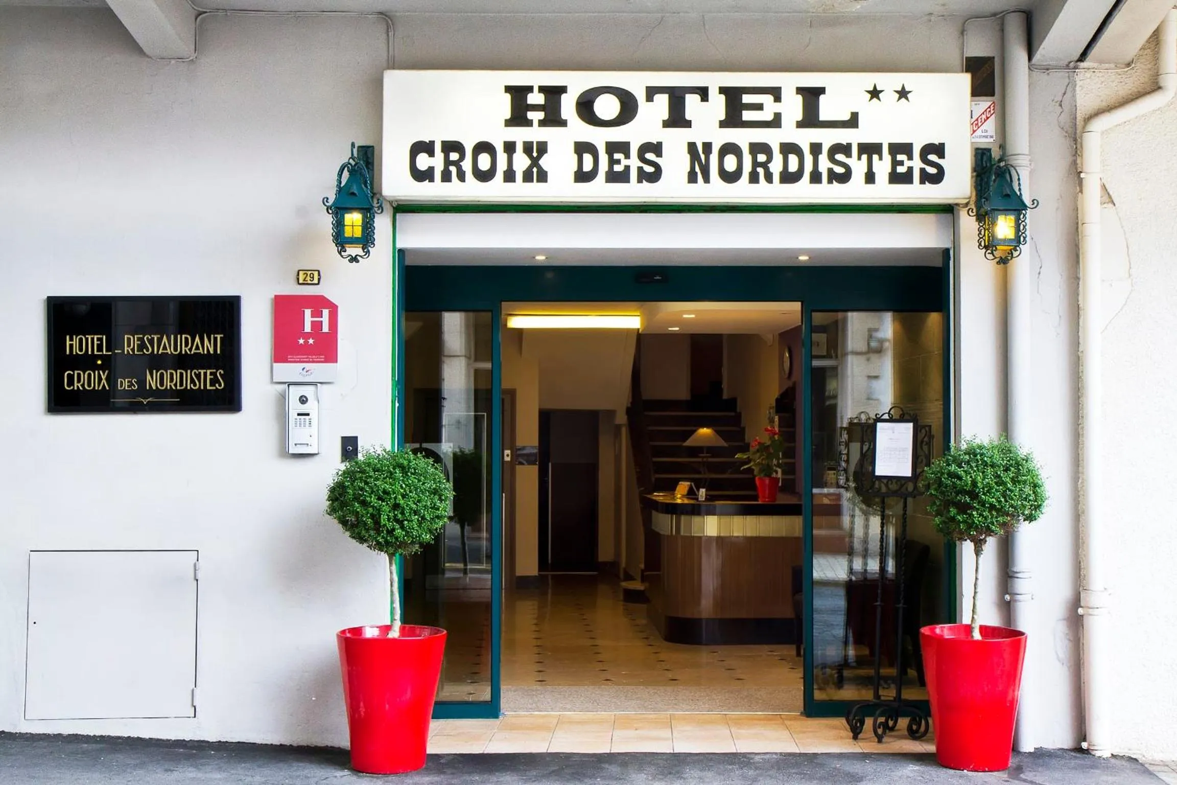 Facade/entrance in Hôtel Croix des Nordistes