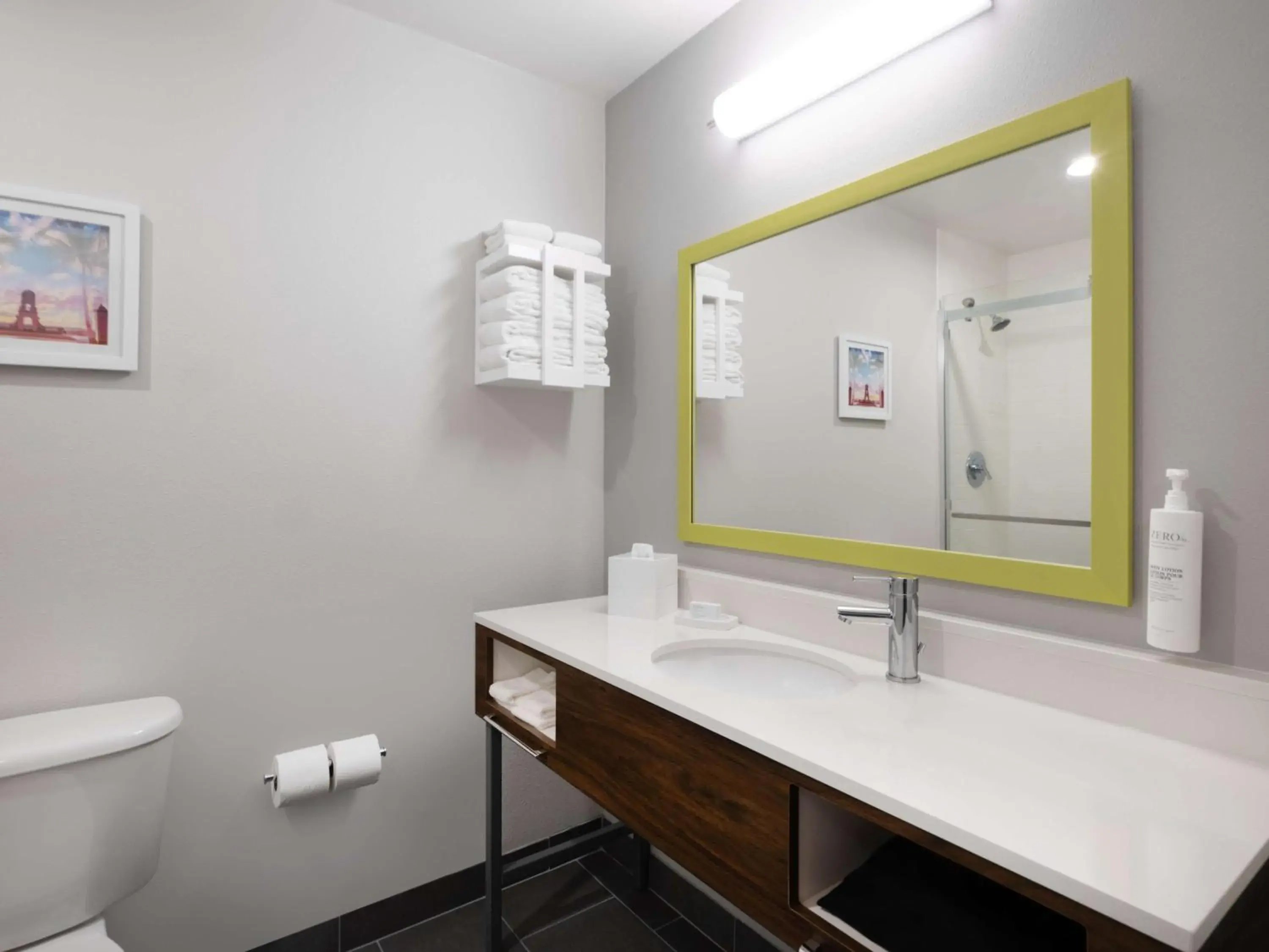 King Room with Accessible Tub - Mobility and Hearing Access/Non-Smoking in Hampton Inn West Palm Beach-Florida Turnpike King Room with Accessible Tub - Mobility and Hearing Access/Non-Smoking in Hampton Inn West Palm Beach-Florida Turnpike