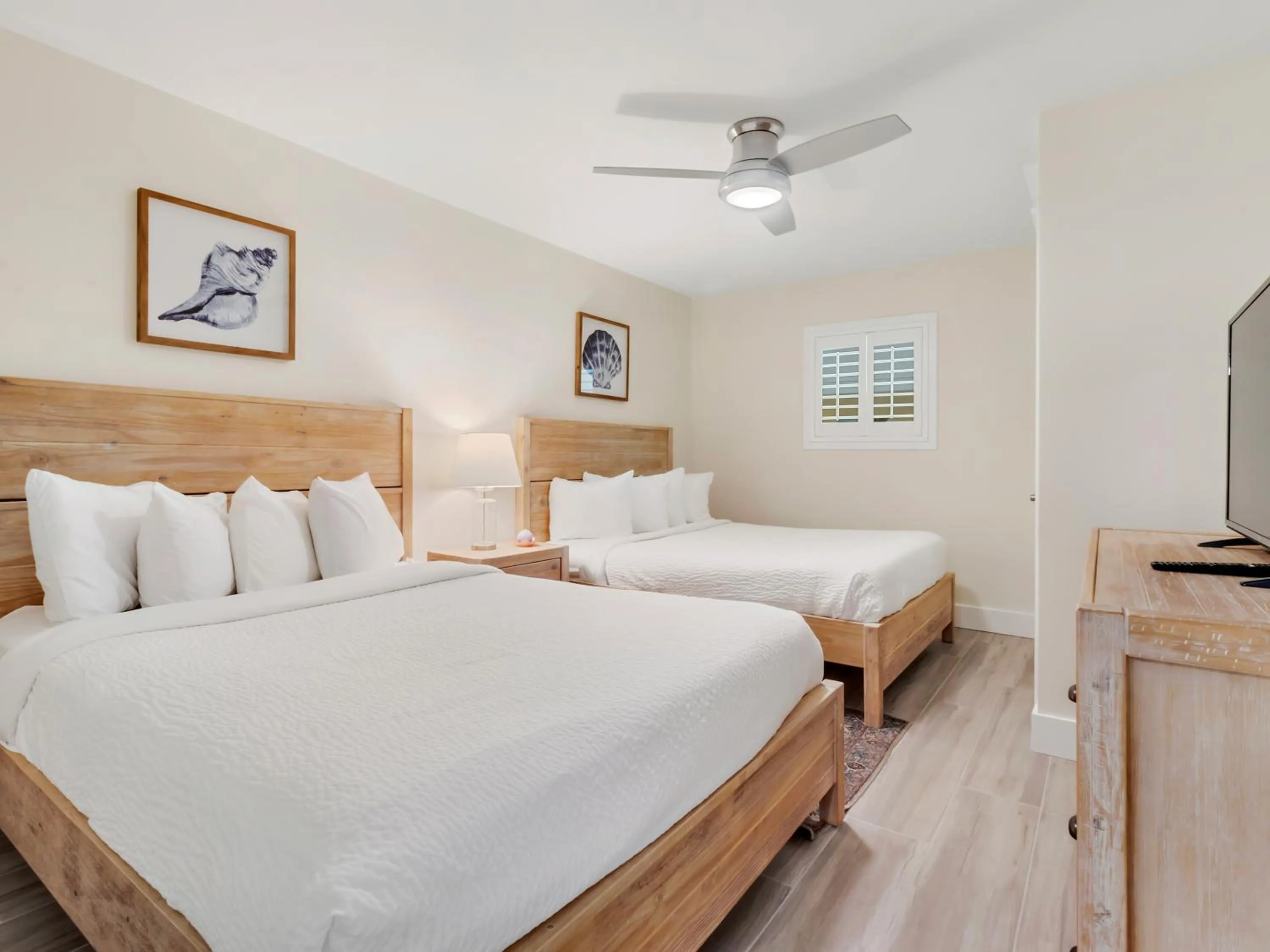 Bed in Tilghman Beach and Golf Resort