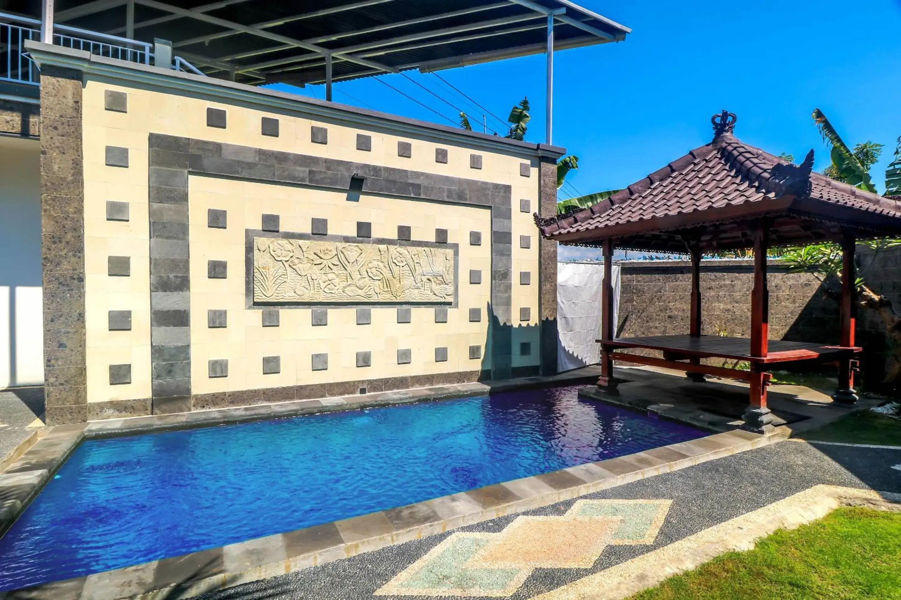 Swimming pool in De Loran Hotel Swimming pool in De Loran Hotel