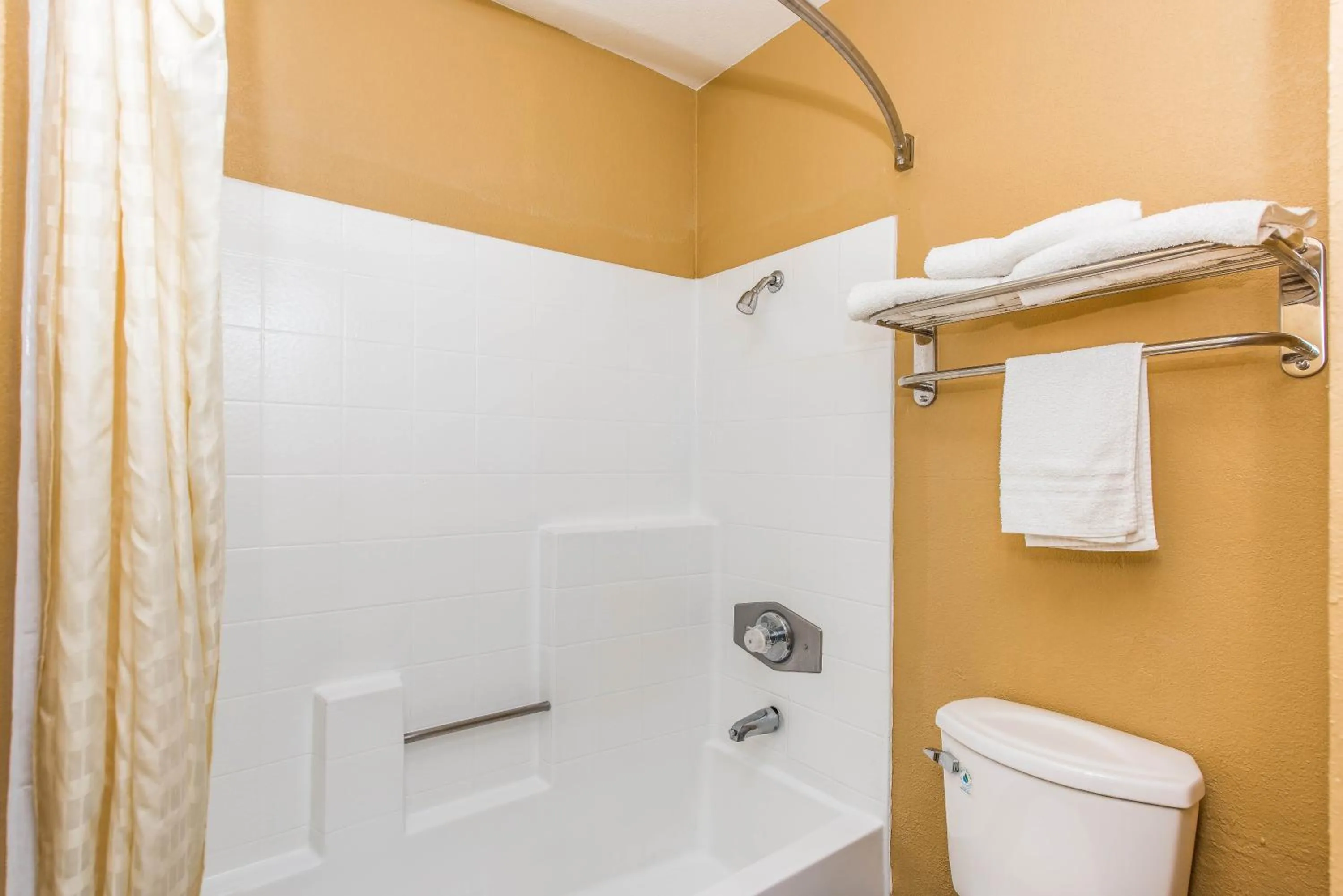 Shower in Budget Inn Anaheim / Santa Fe Springs