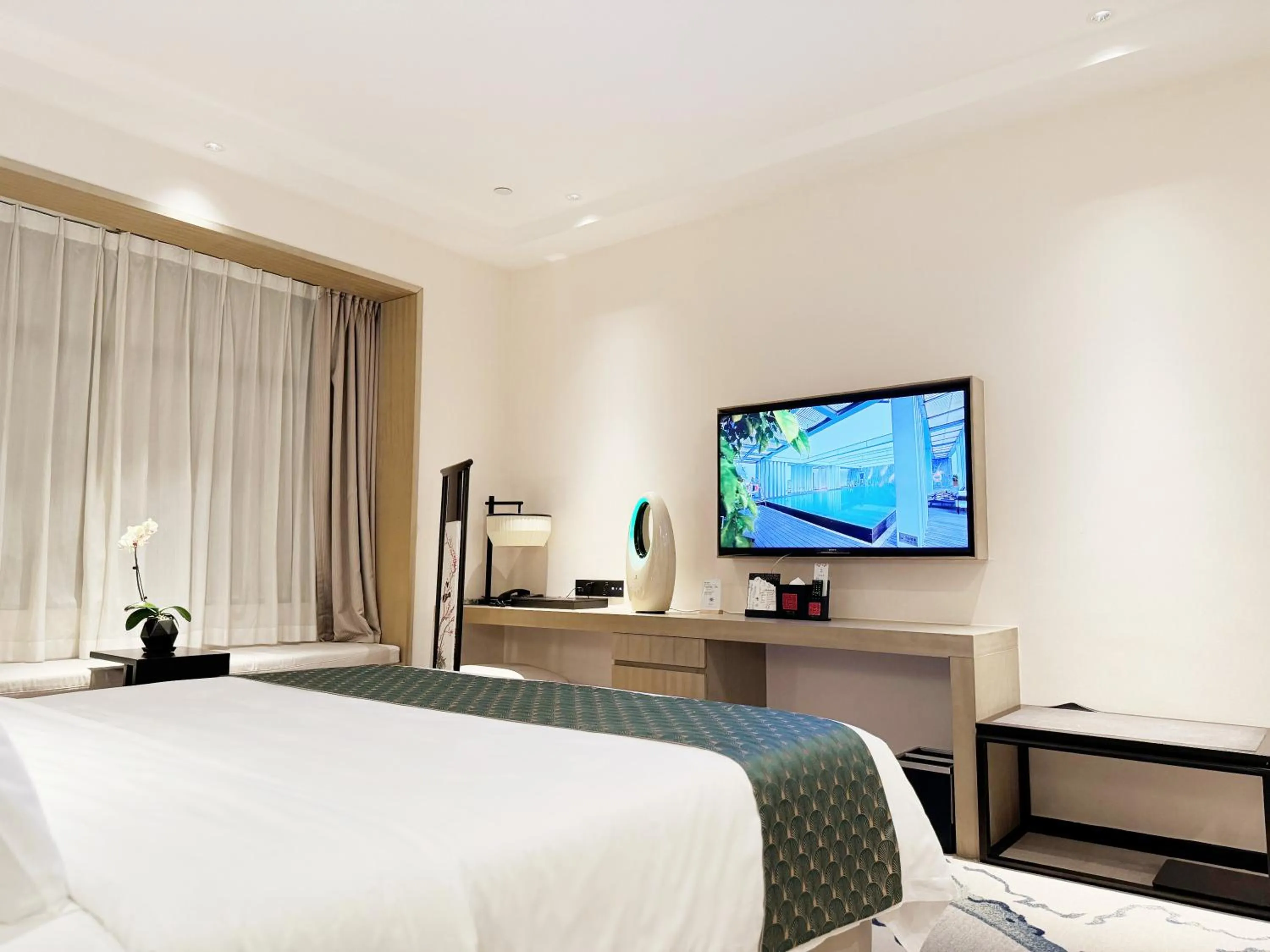 Photo of the whole room, Bed in Baiyun Hotel Guangzhou