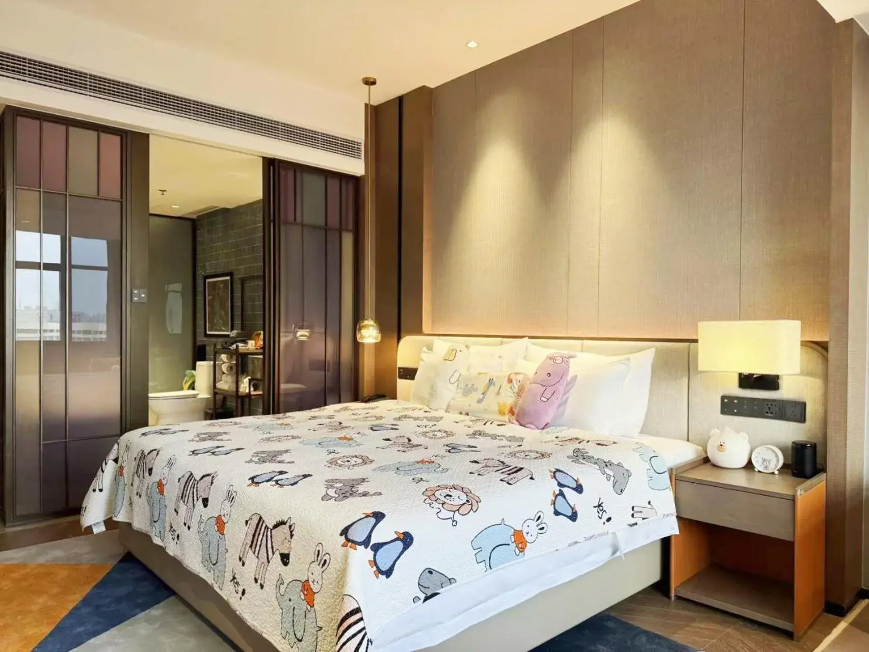Family-friendly King Bed Room in Baiyun Hotel Guangzhou Family-friendly King Bed Room in Baiyun Hotel Guangzhou