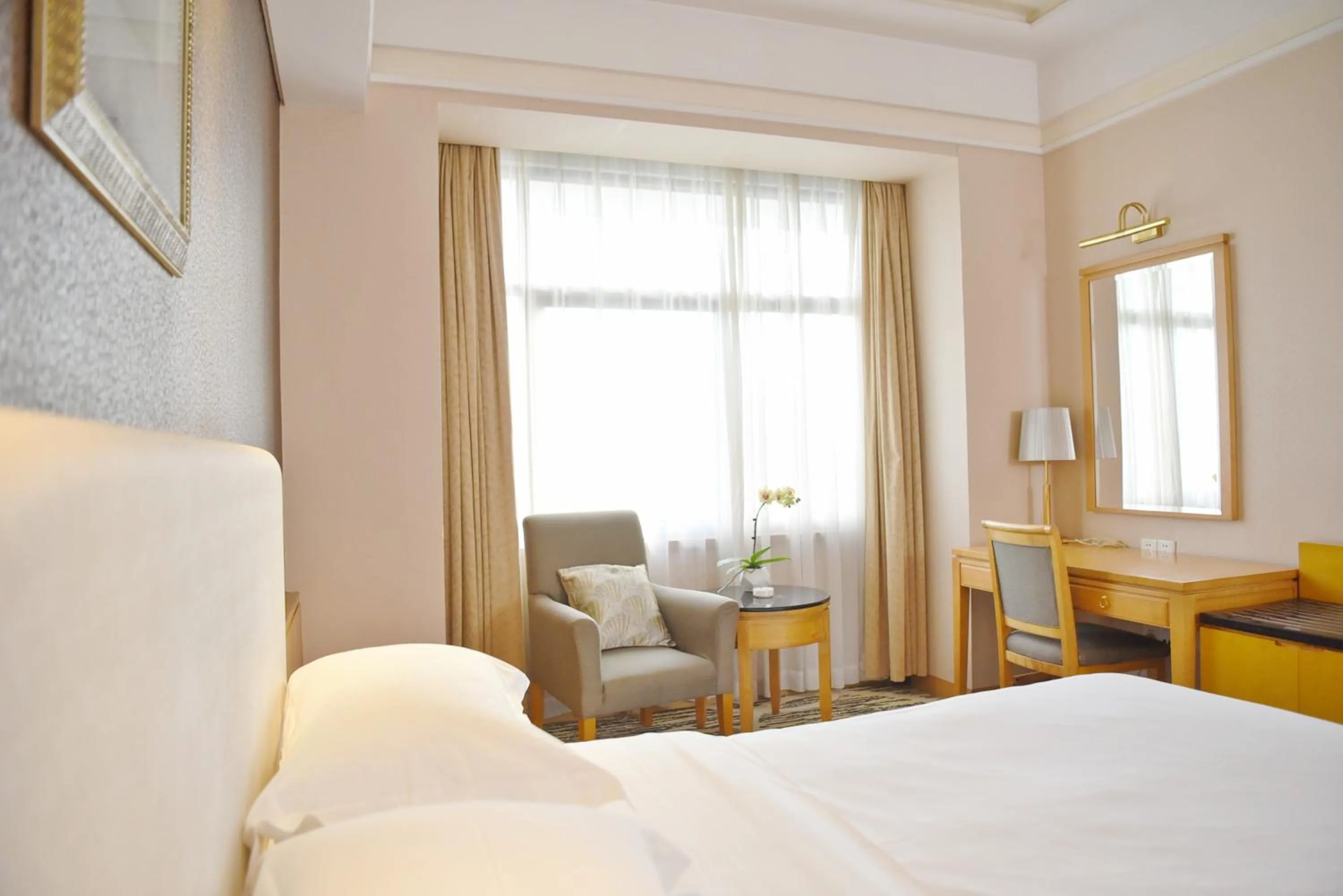 Photo of the whole room, Bed in Baiyun Hotel Guangzhou