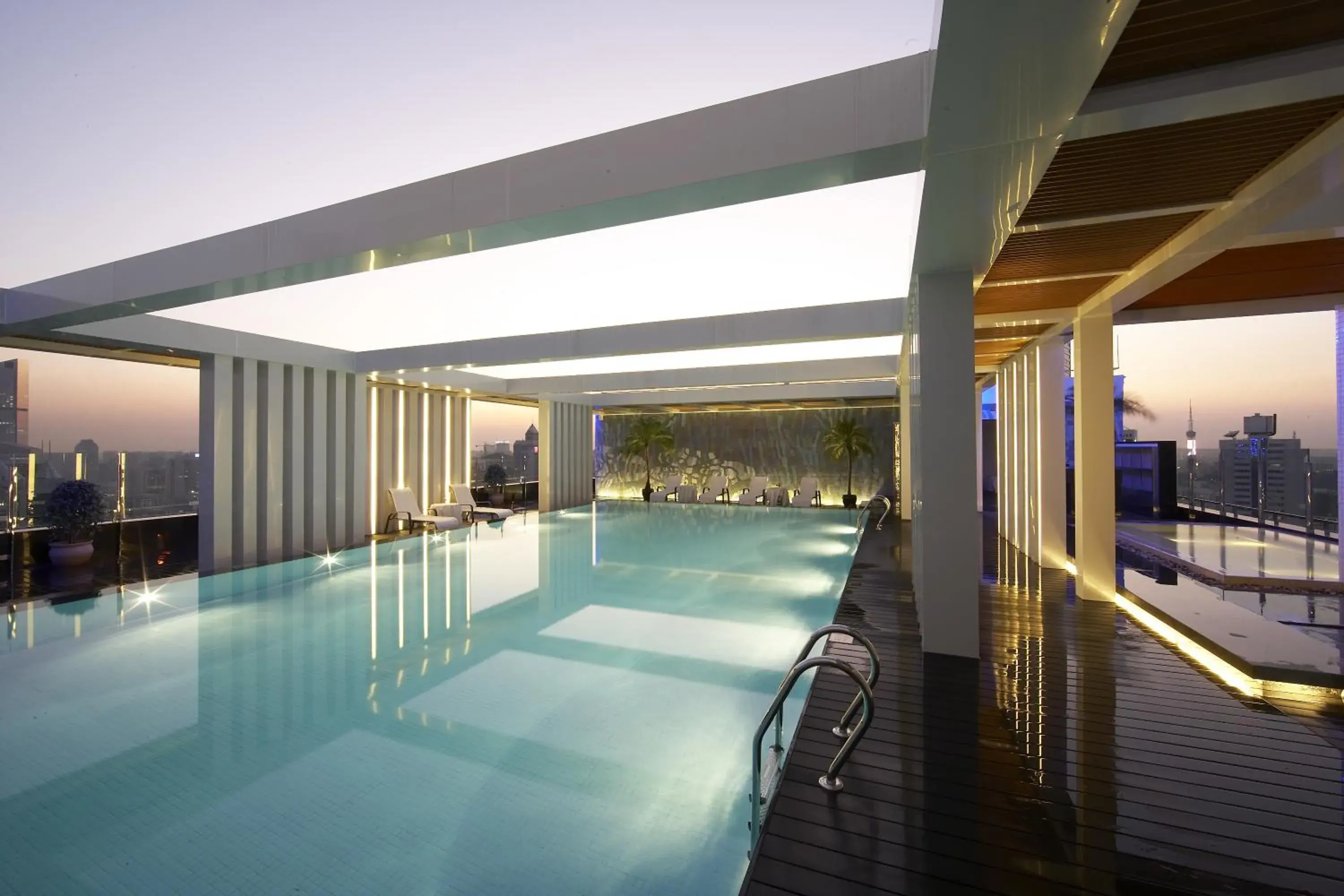 Swimming pool in Baiyun Hotel Guangzhou Swimming pool in Baiyun Hotel Guangzhou