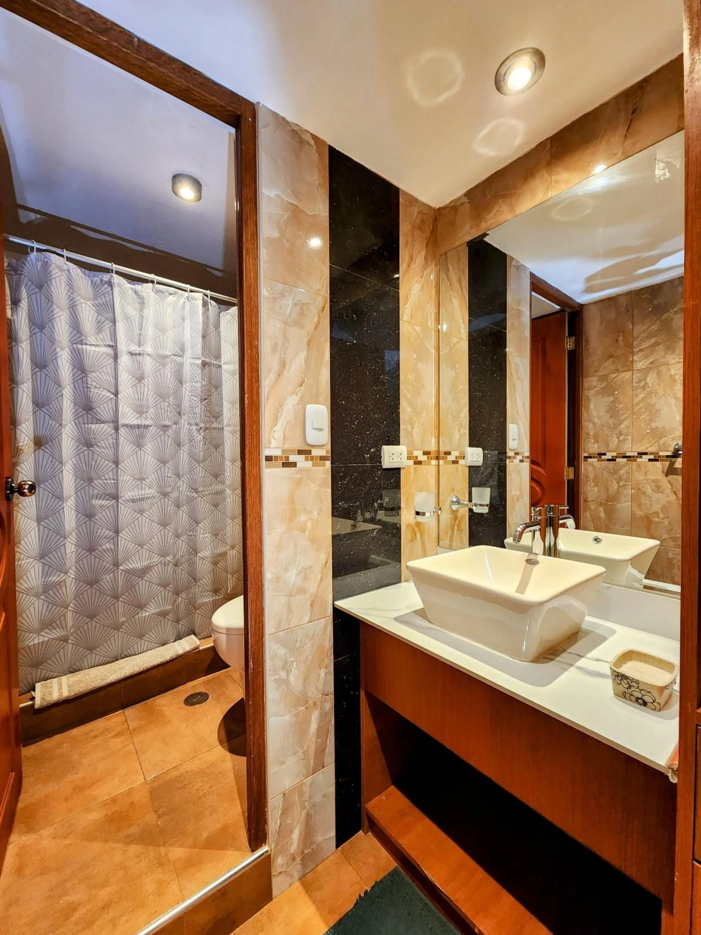 Shower in El Mariscal Cusco