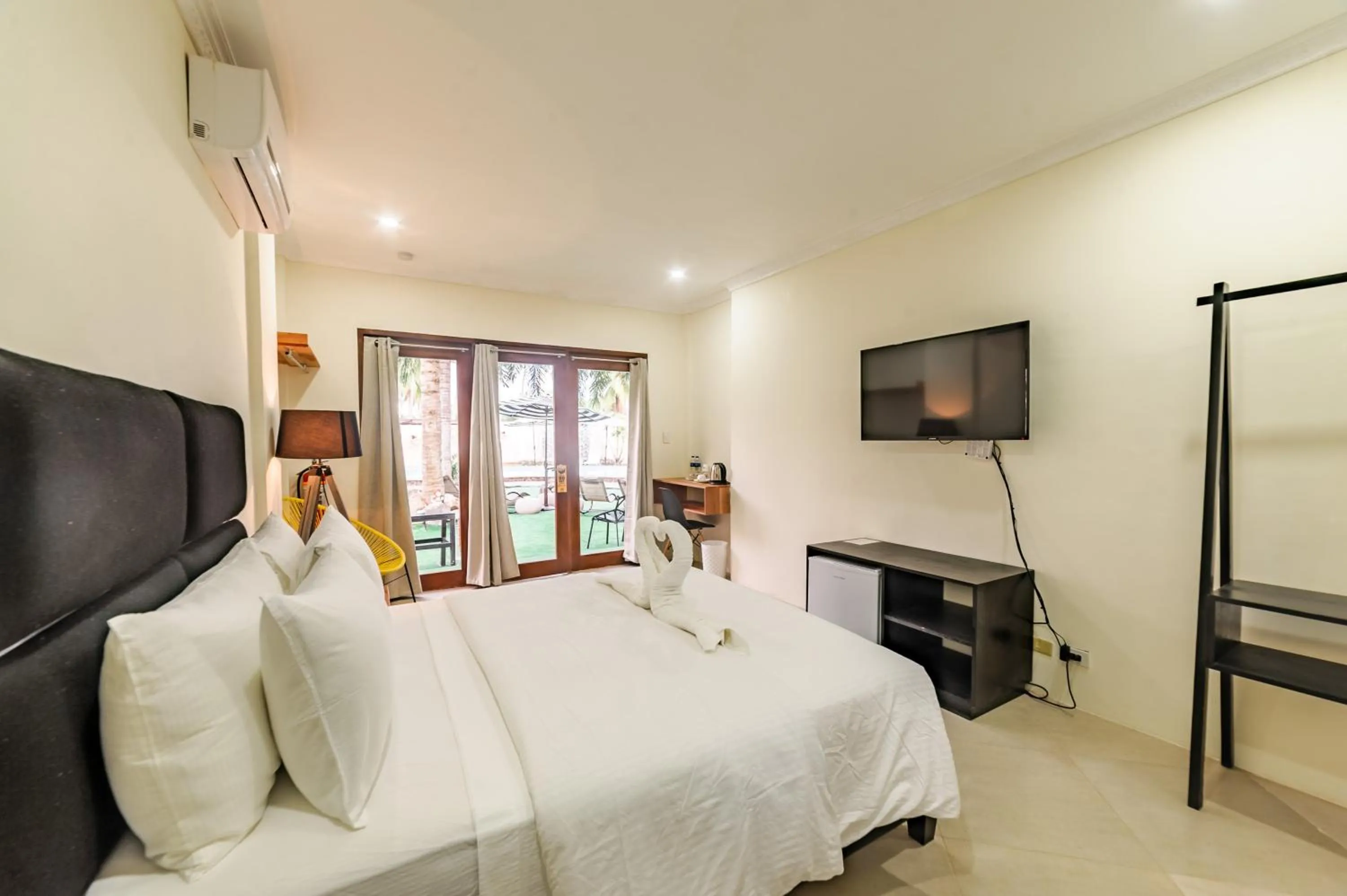 Photo of the whole room, Bed in Mario Dive Resort