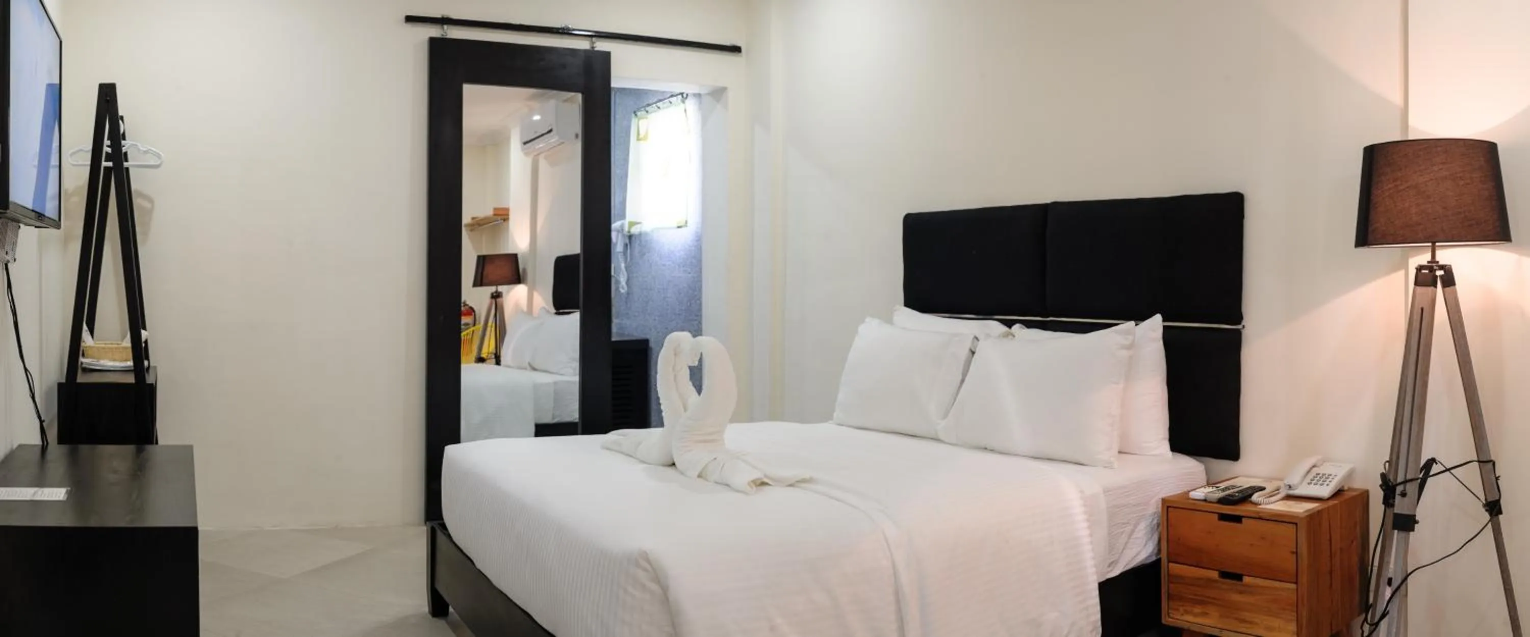 Photo of the whole room, Bed in Mario Dive Resort