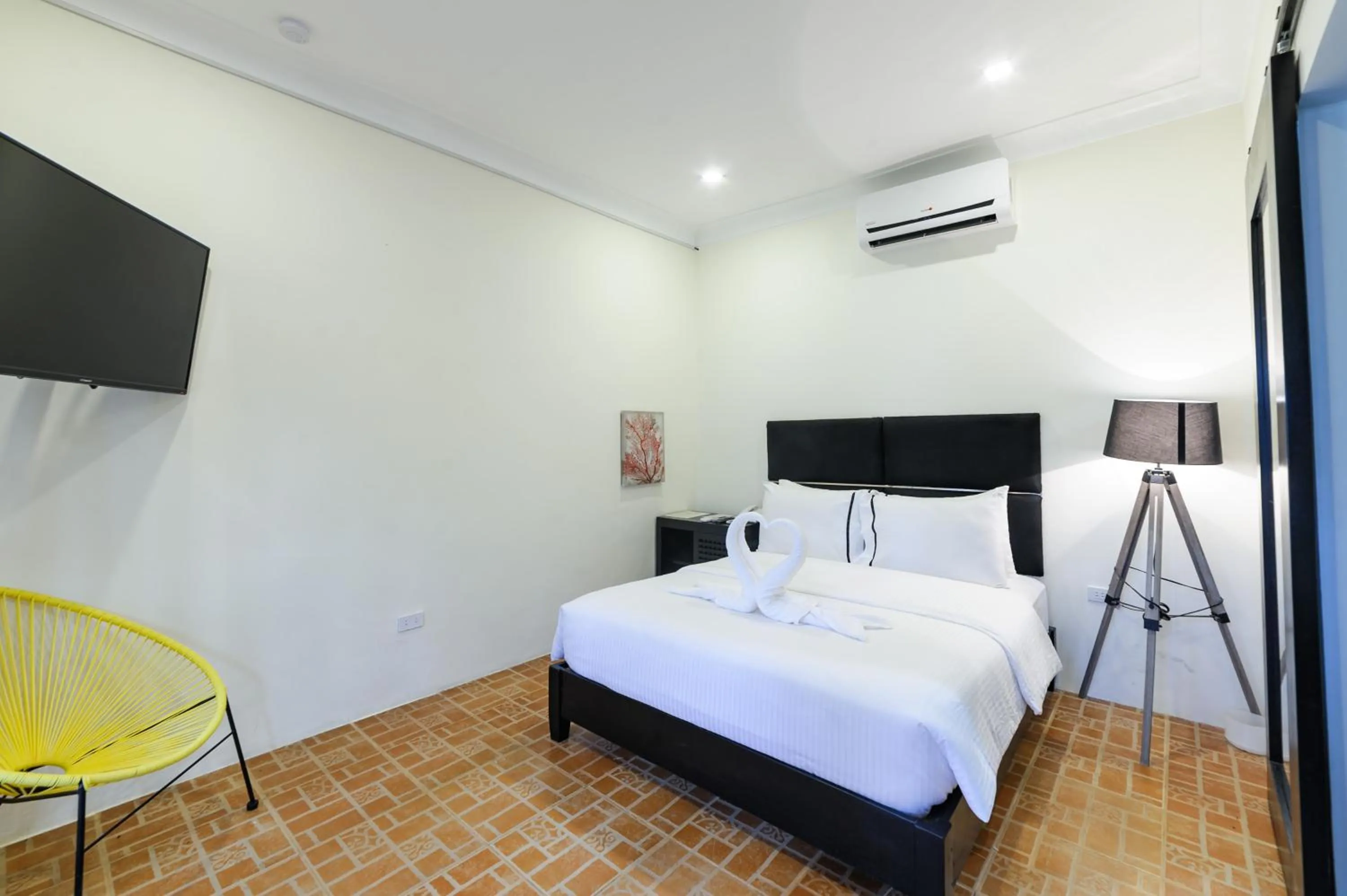 Photo of the whole room, Bed in Mario Dive Resort