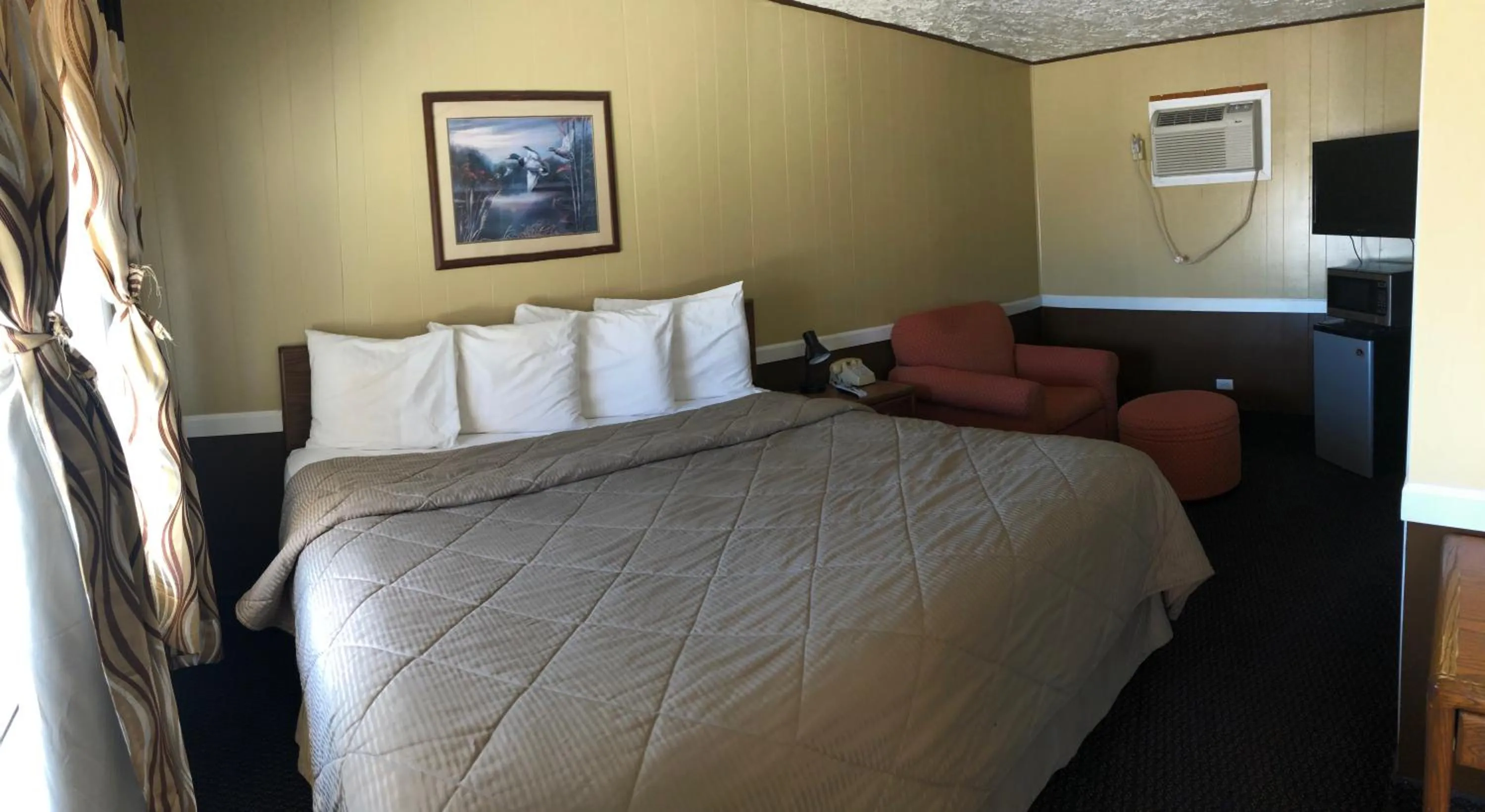 Bed in Geneva Inn
