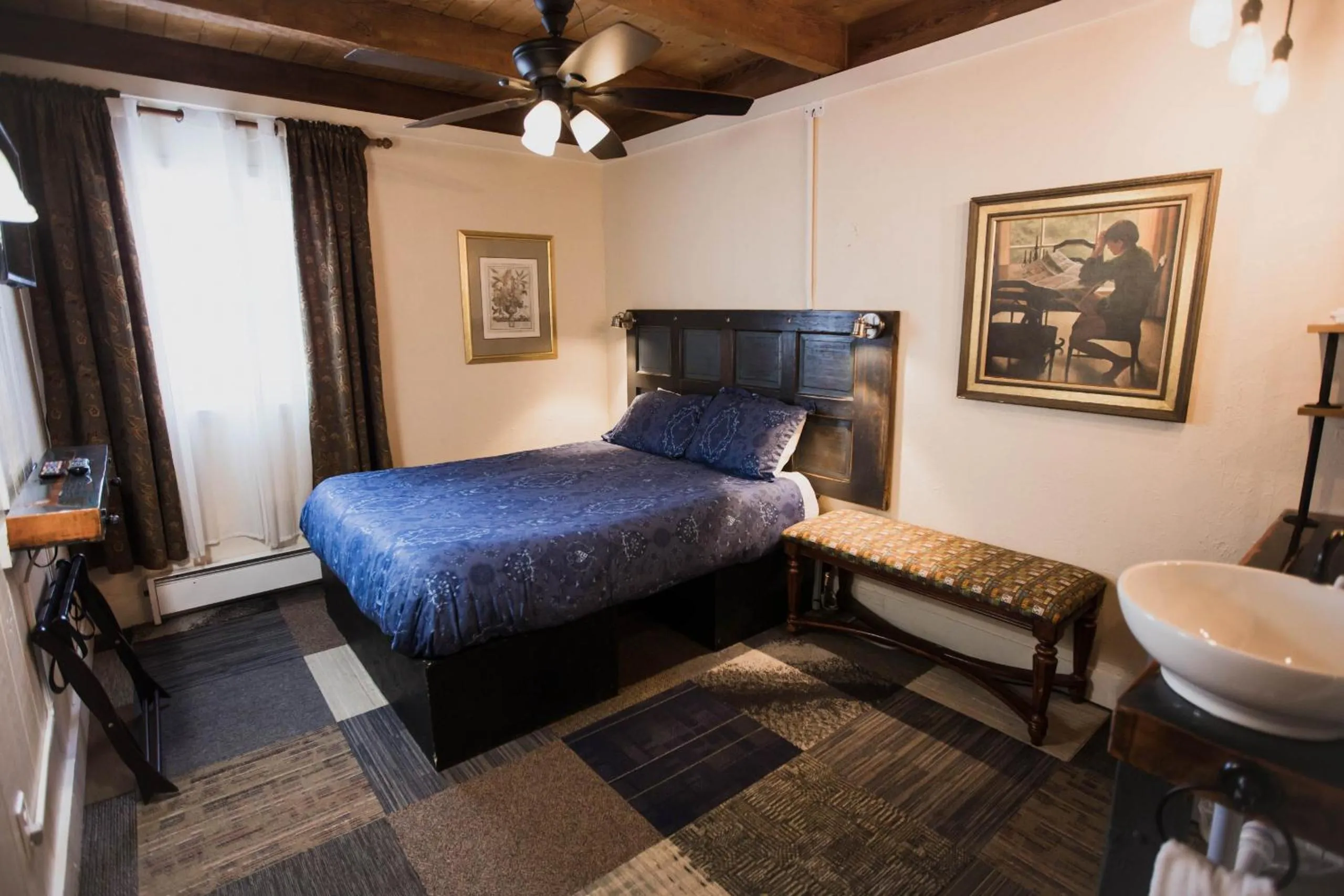 Bed in The Viking Lodge - Downtown Winter Park Colorado