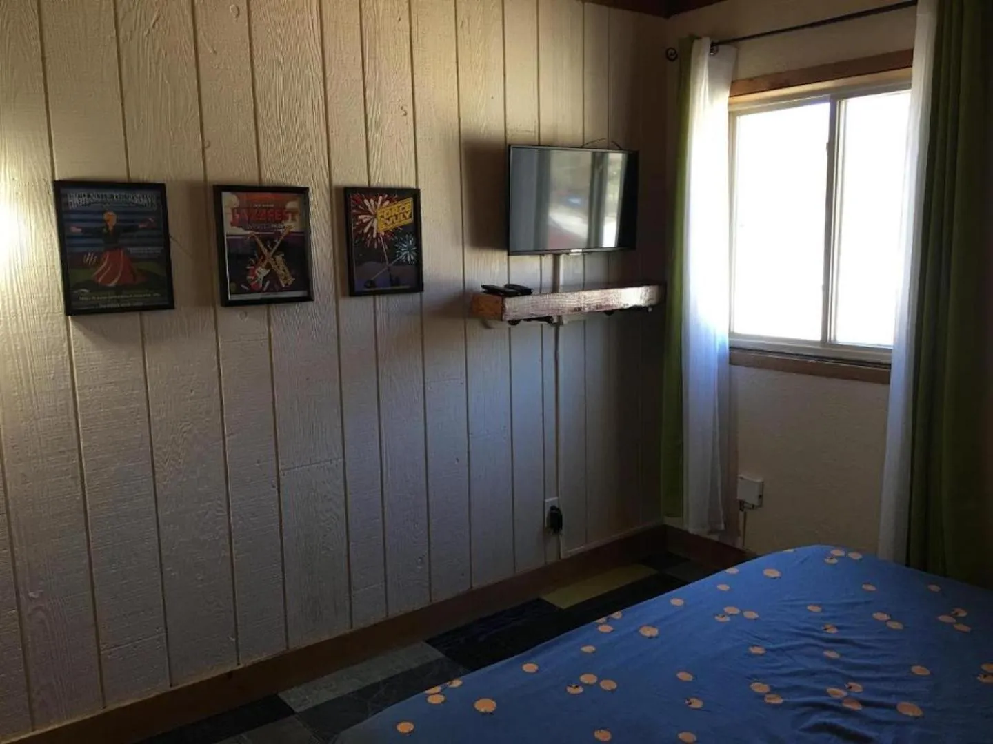 Bed in The Viking Lodge - Downtown Winter Park Colorado