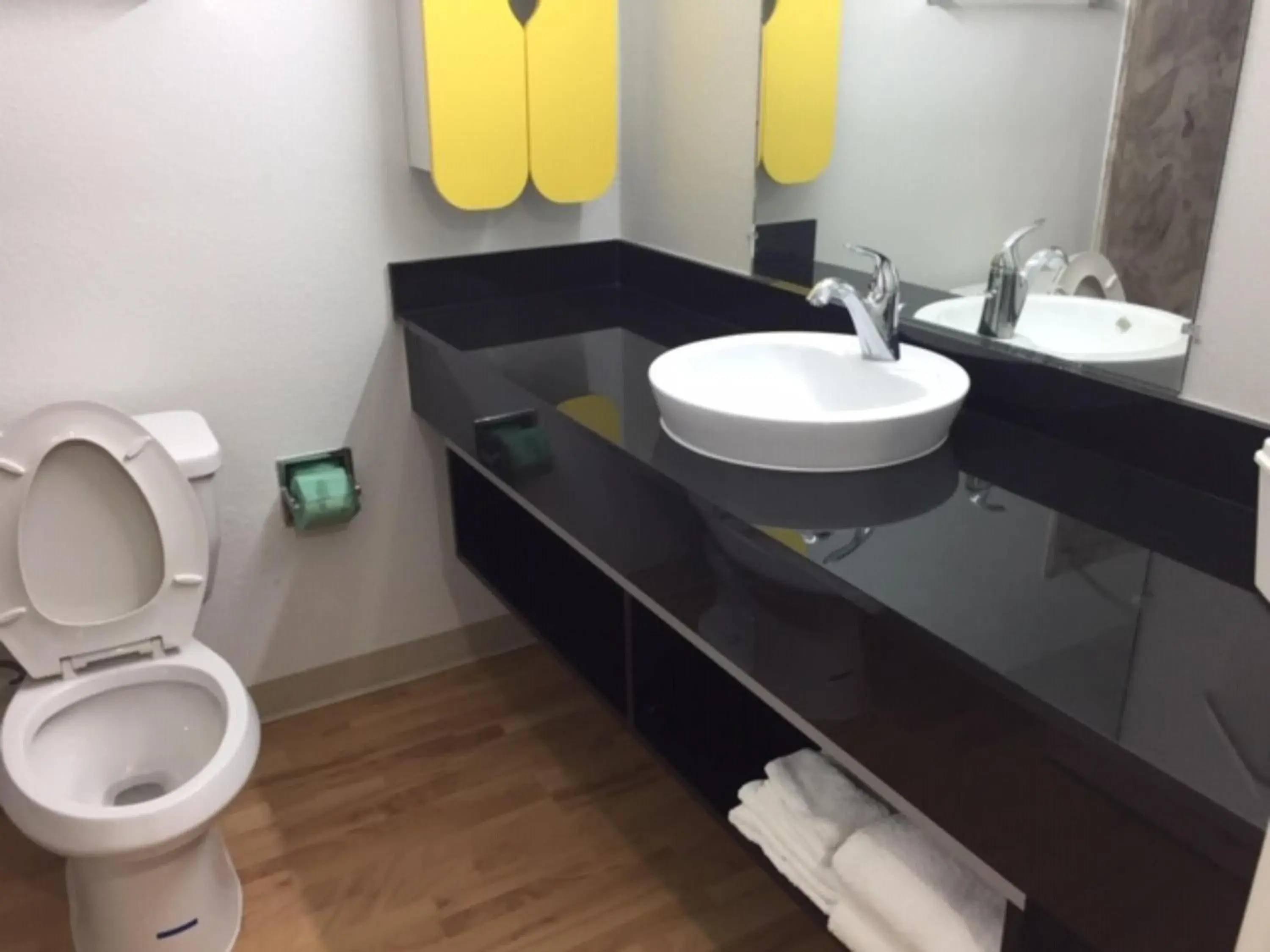 King Room with Spa Bath - Non-Smoking in Studio 6 Burleson King Room with Spa Bath - Non-Smoking in Studio 6 Burleson