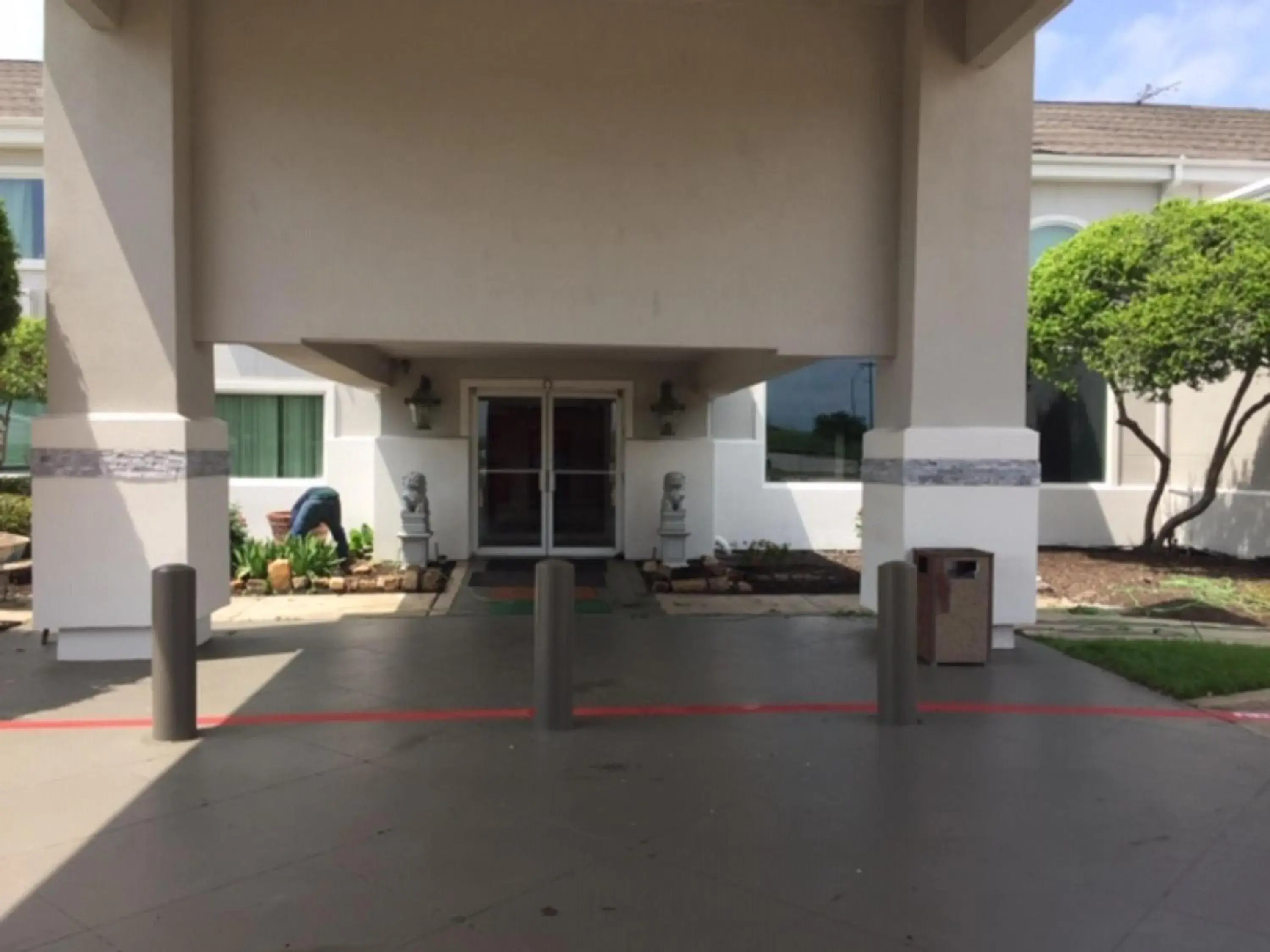 Facade/entrance in Studio 6 Burleson Facade/entrance in Studio 6 Burleson