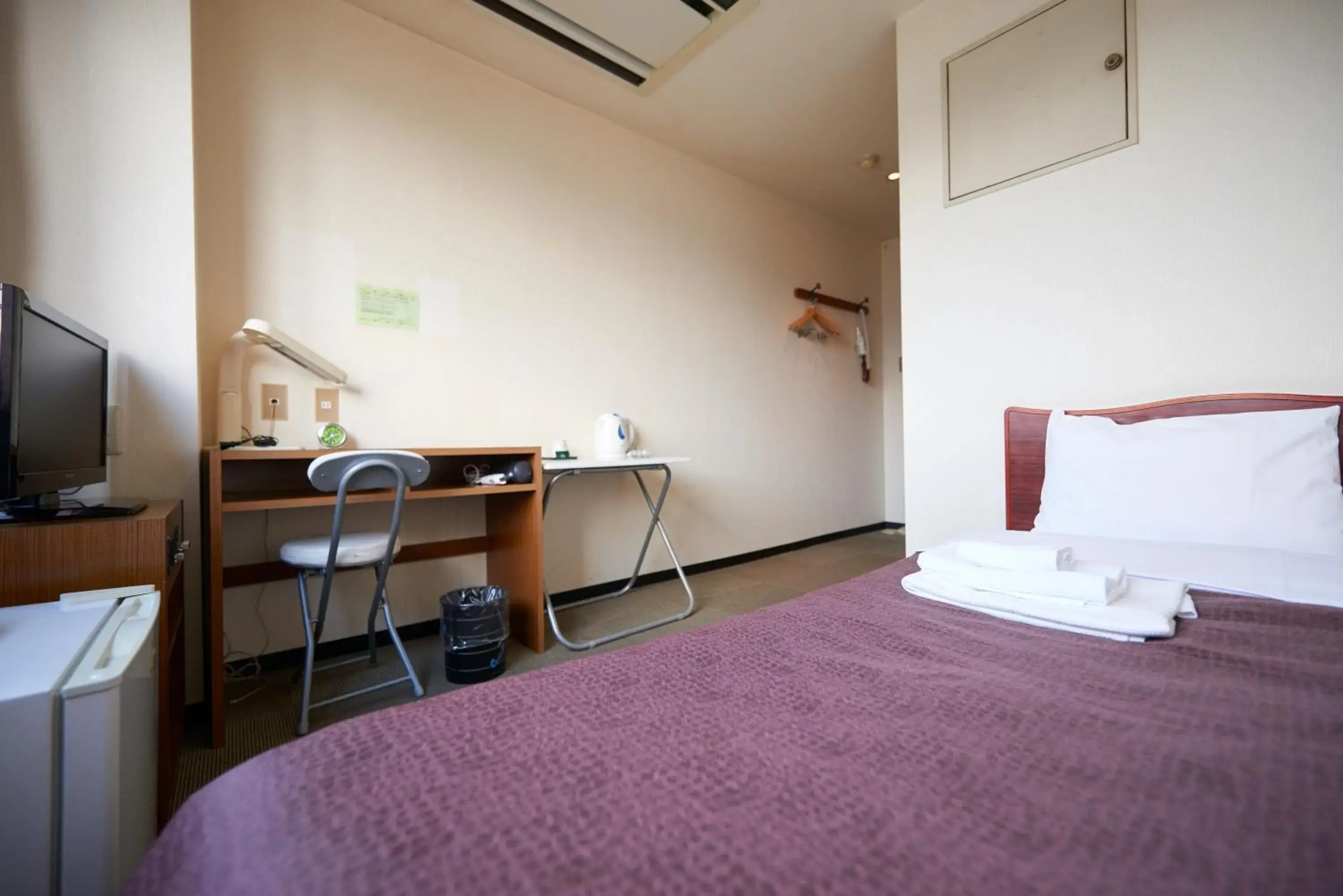 Photo of the whole room, Bed in Select Inn Tsuruga Photo of the whole room, Bed in Select Inn Tsuruga