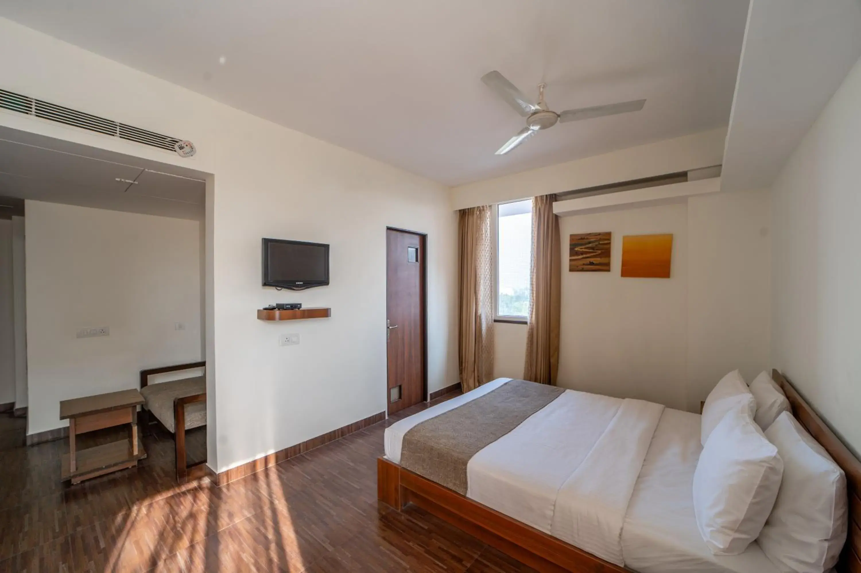 Bedroom, Bed in Whispering Palms Hotel Jaipur Bedroom, Bed in Whispering Palms Hotel Jaipur