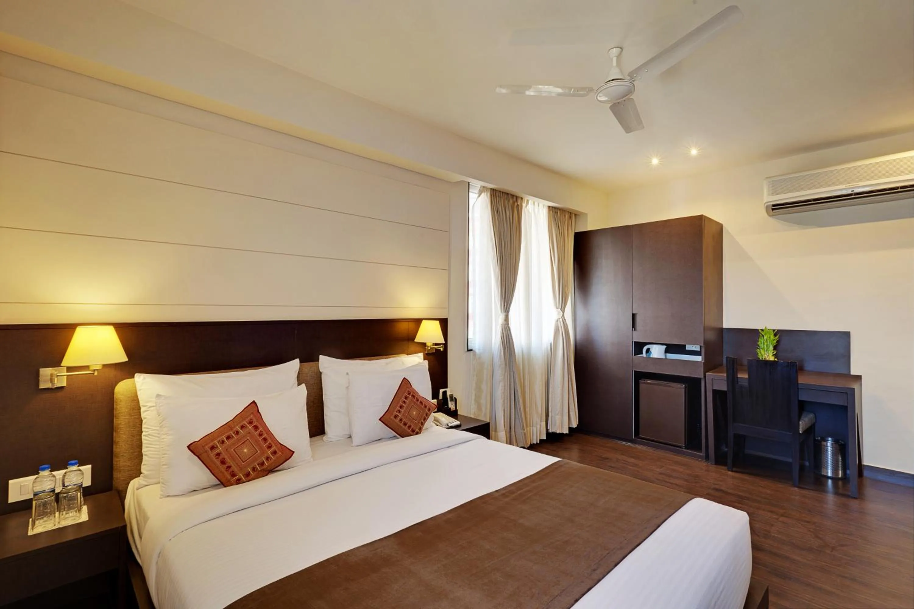 Bed in Whispering Palms Hotel Jaipur