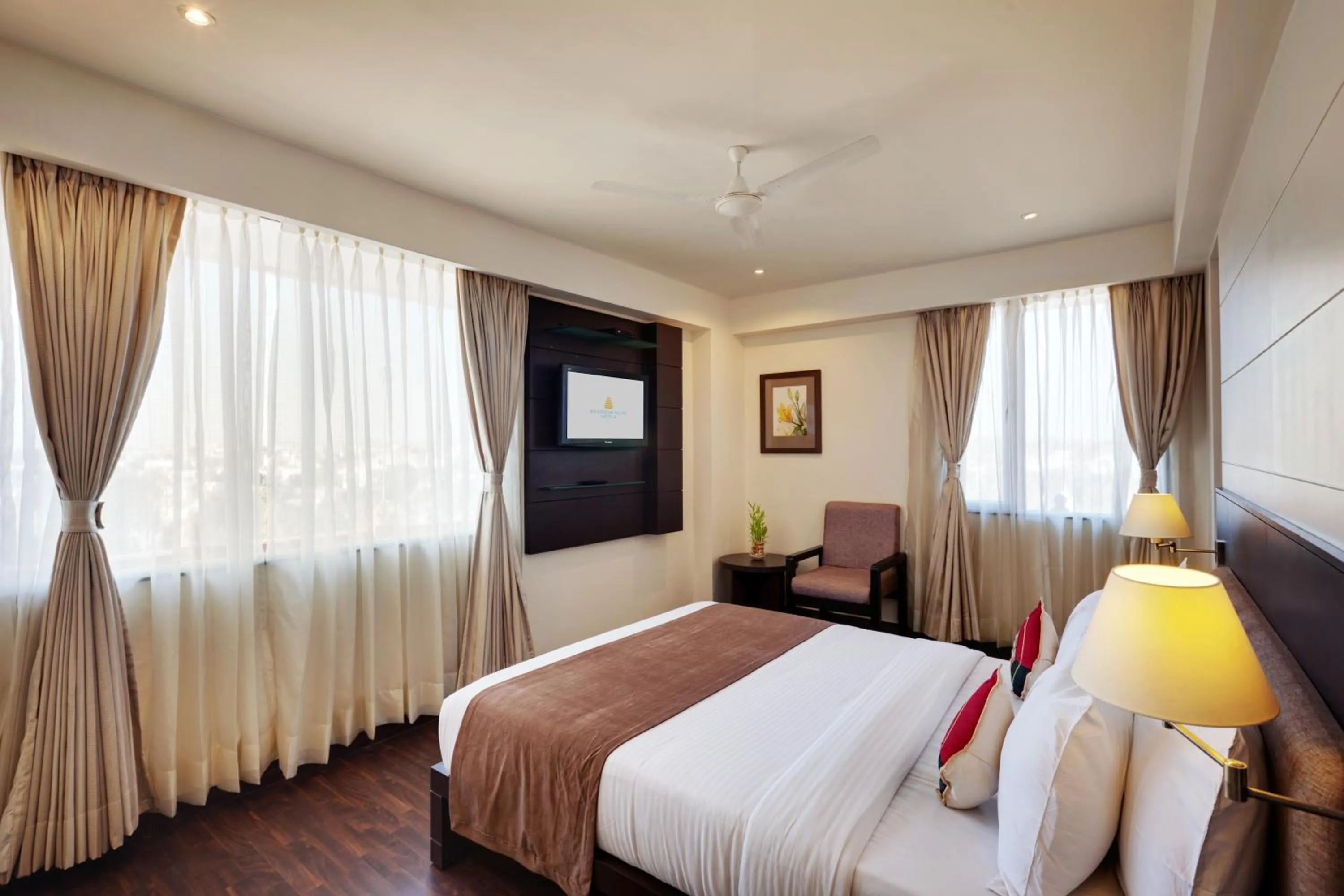 Bed in Whispering Palms Hotel Jaipur