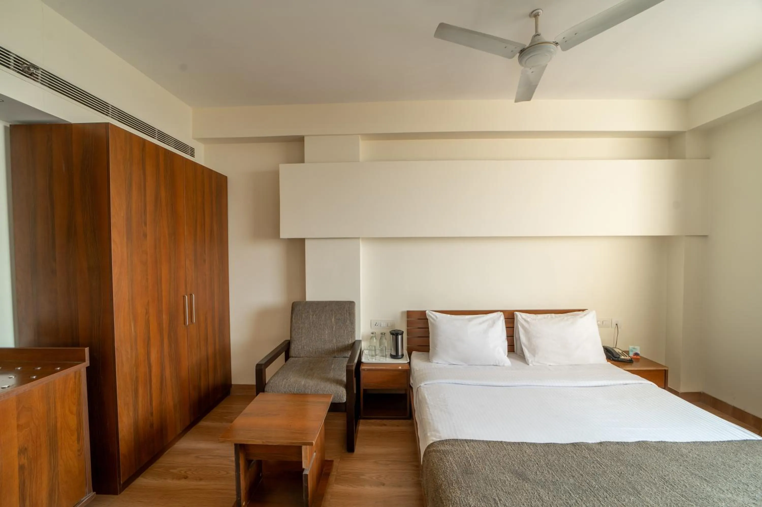 Bedroom, Bed in Whispering Palms Hotel Jaipur