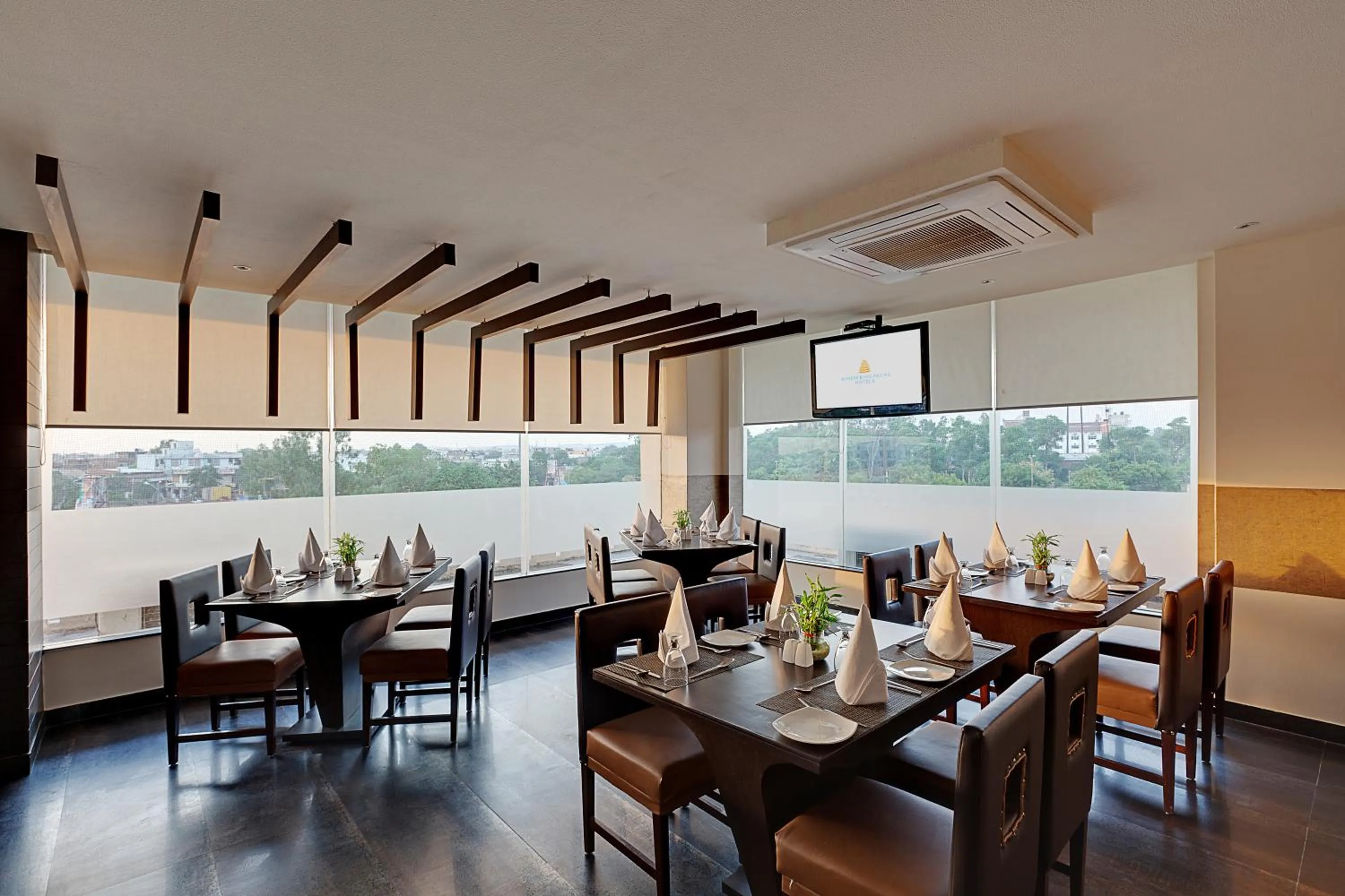 Restaurant/places to eat in Whispering Palms Hotel Jaipur