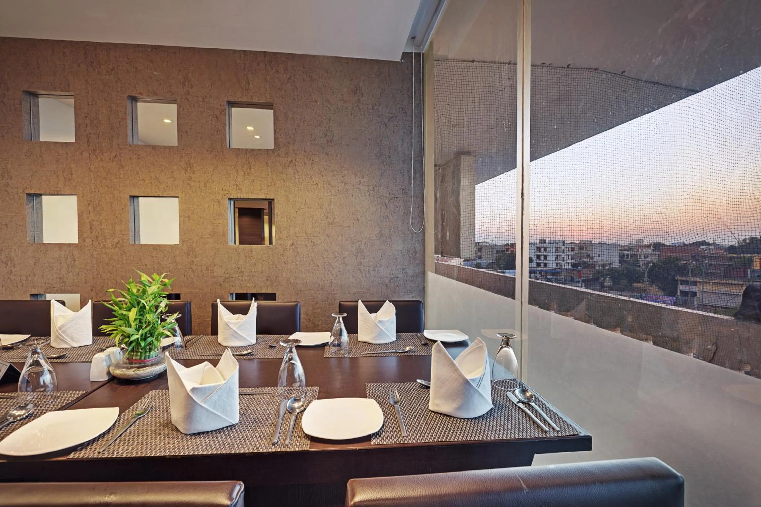 Restaurant/places to eat in Whispering Palms Hotel Jaipur